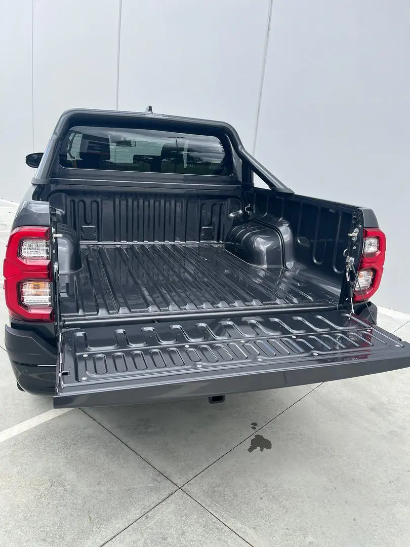 2025 Toyota Hilux Gallery Image 12