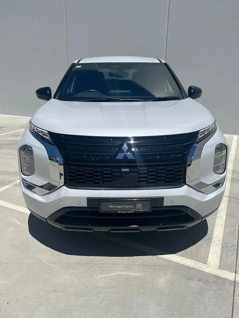 2024 Mitsubishi Outlander Gallery Image 2