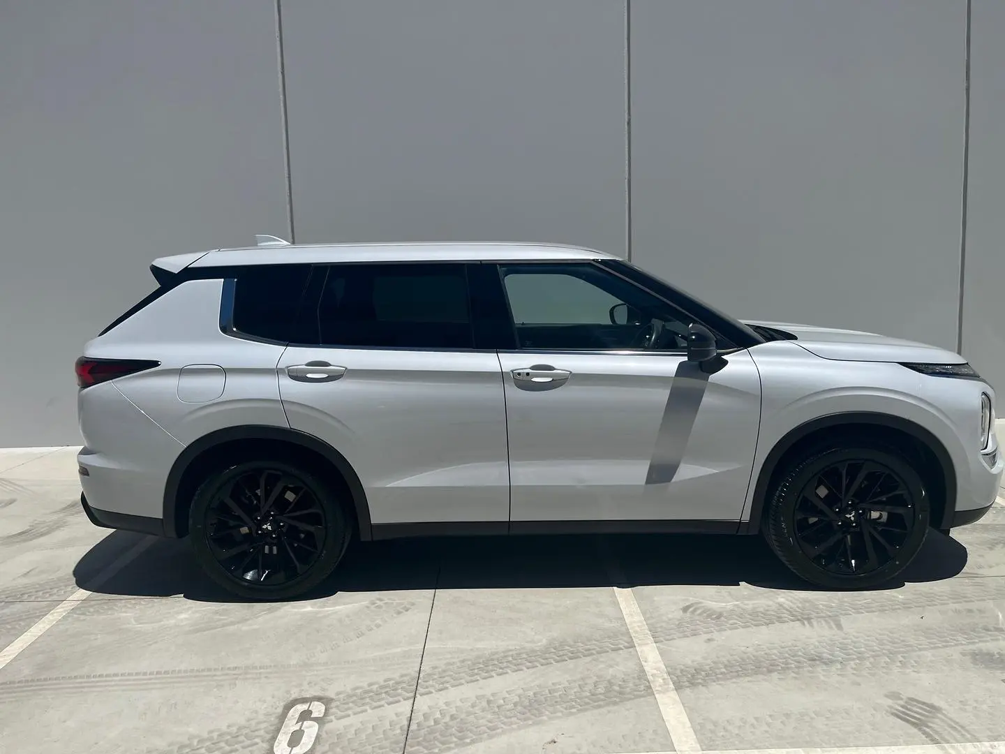 2024 Mitsubishi Outlander Gallery Image 25