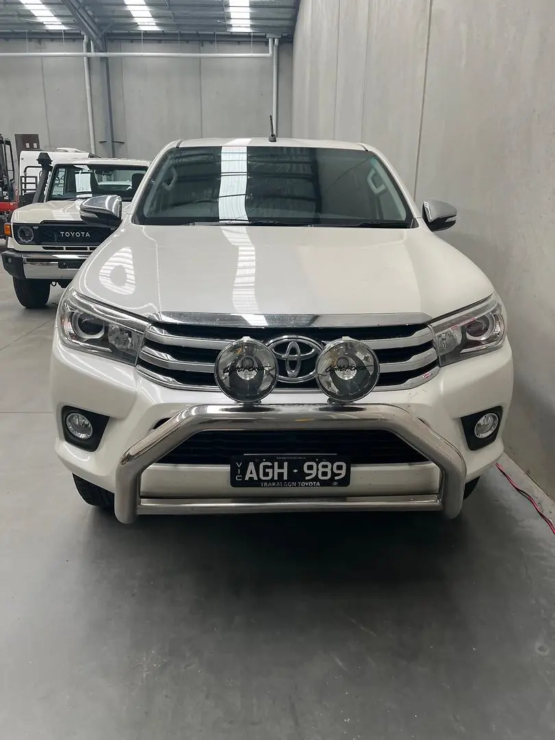 2015 Toyota Hilux Gallery Image 7