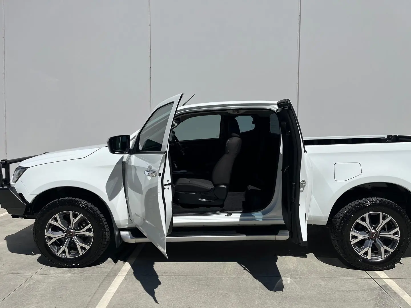 2023 Isuzu D-MAX Gallery Image 6