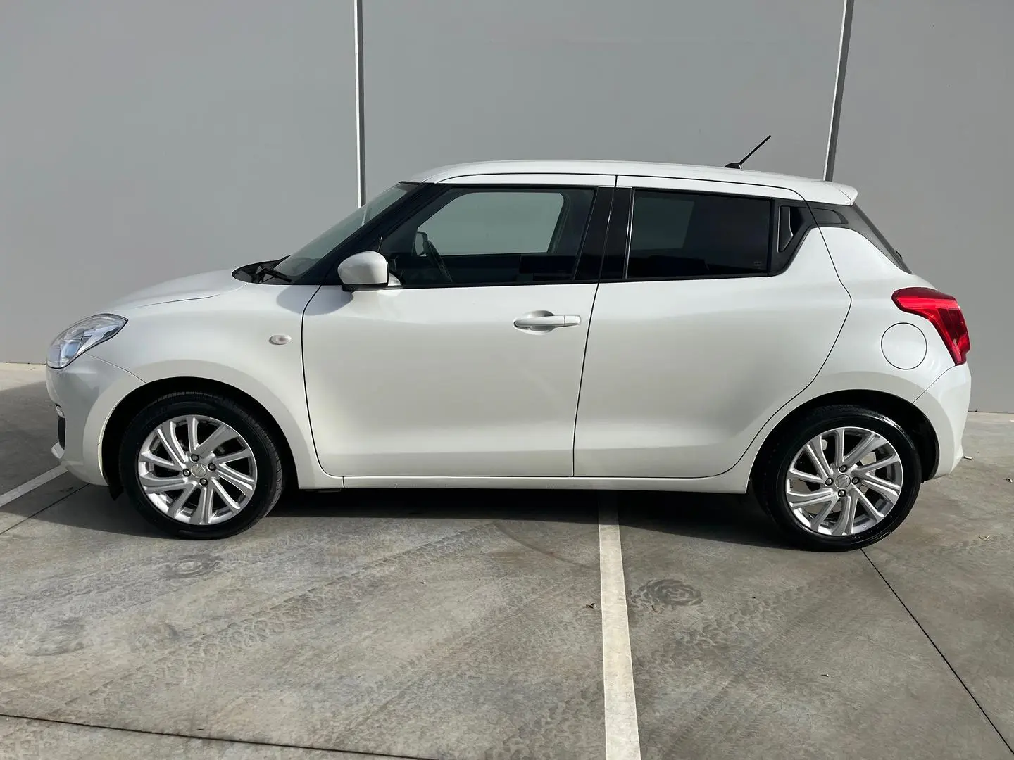 2020 Suzuki Swift Gallery Image 4