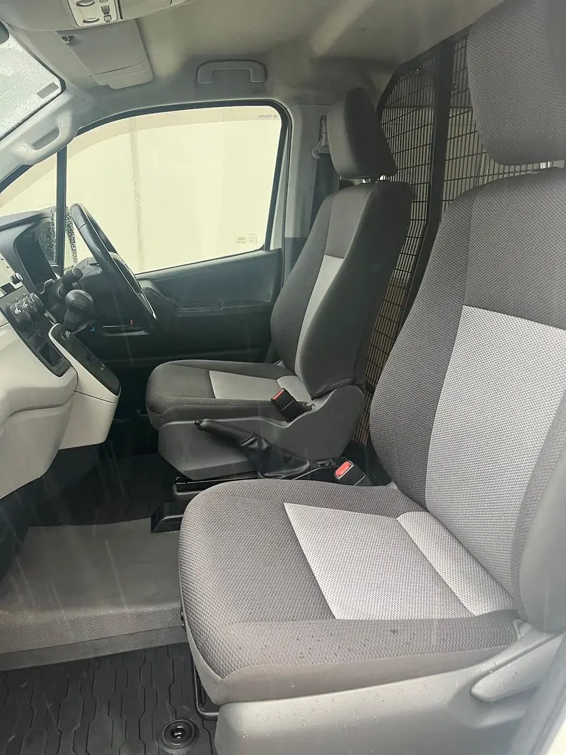 2019 Toyota Hiace Gallery Image 7