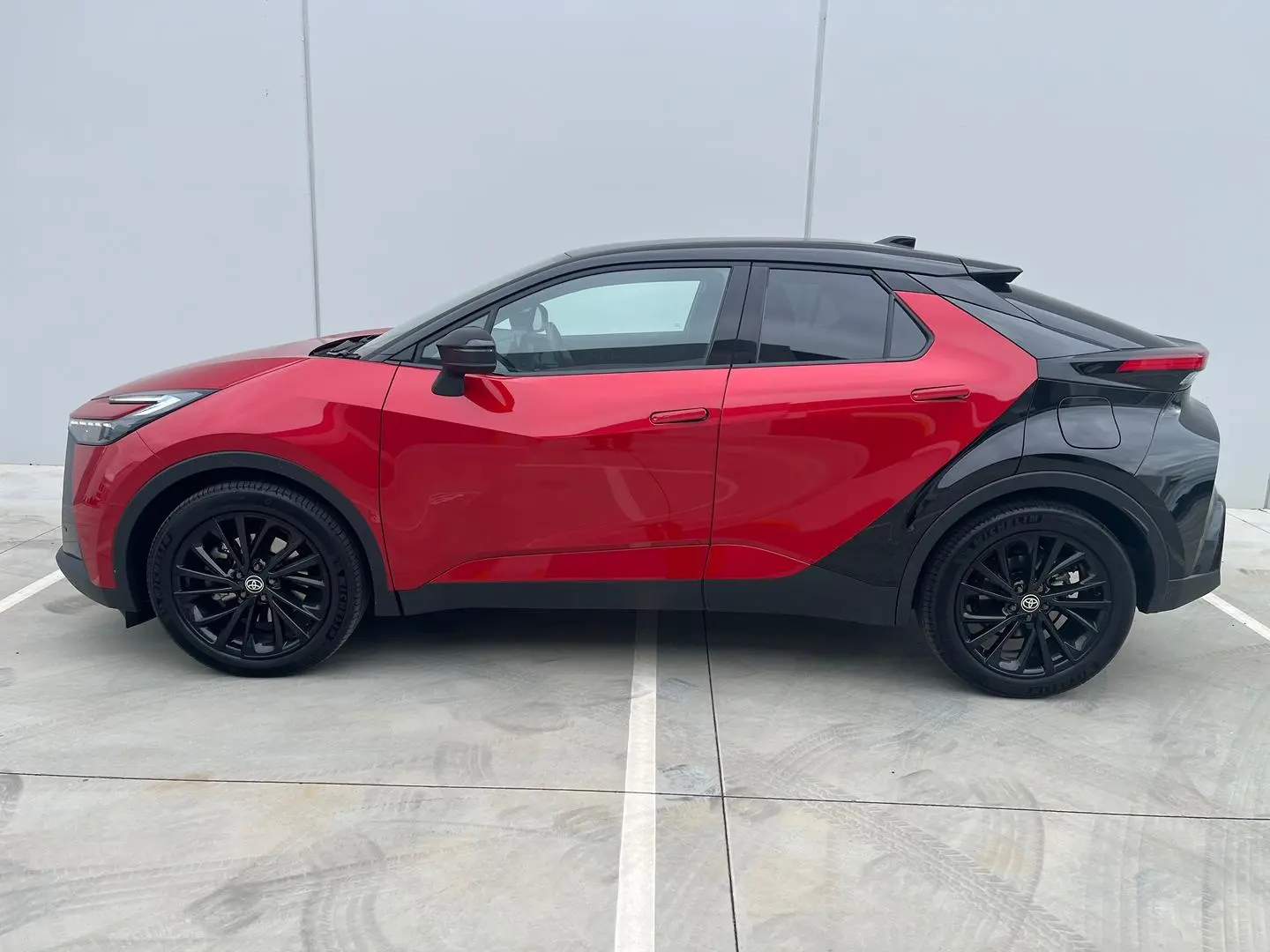 2025 Toyota C-HR Gallery Image 4