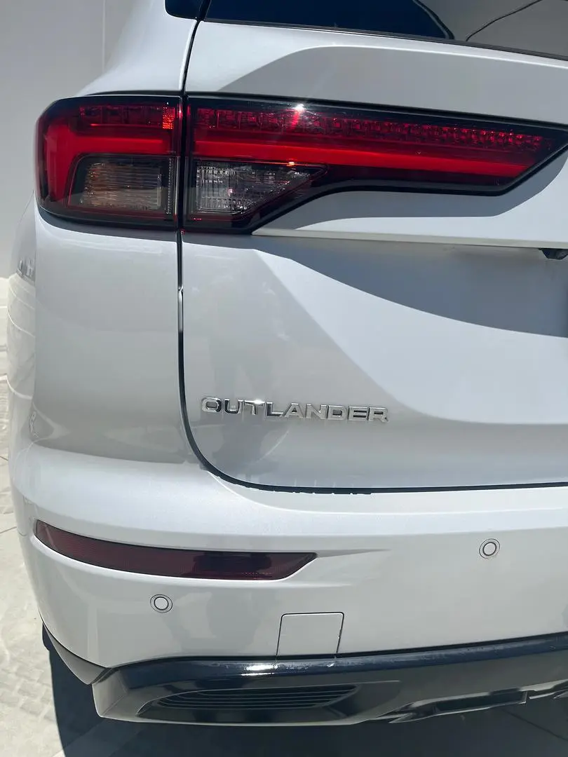 2024 Mitsubishi Outlander Gallery Image 12