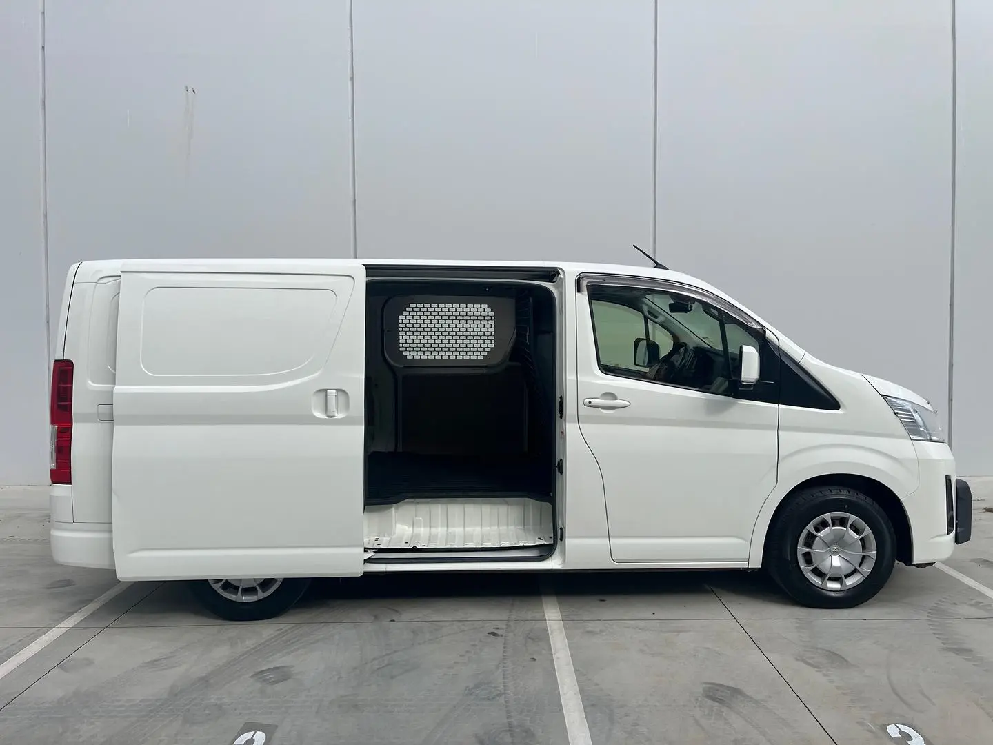 2019 Toyota Hiace Gallery Image 15