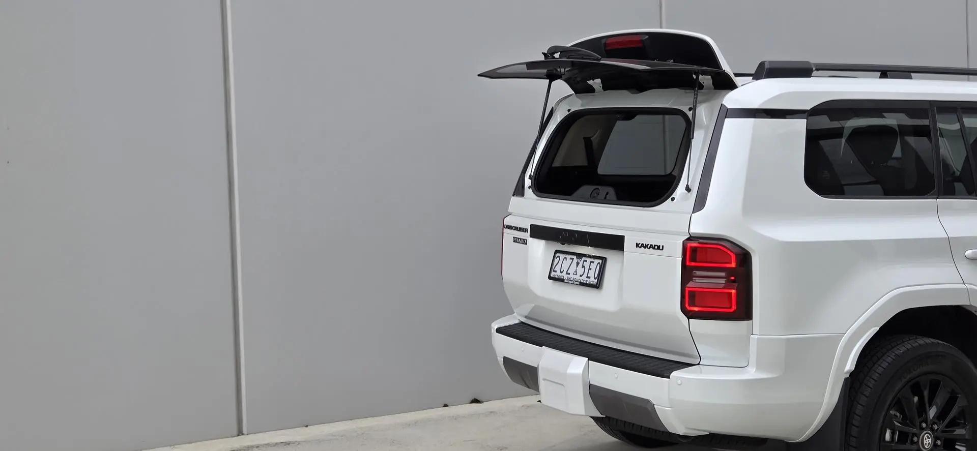 2025 Toyota Landcruiser Prado Gallery Image 11