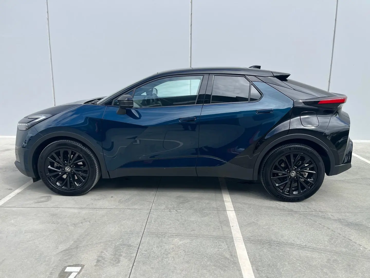 2025 Toyota C-HR Gallery Image 5
