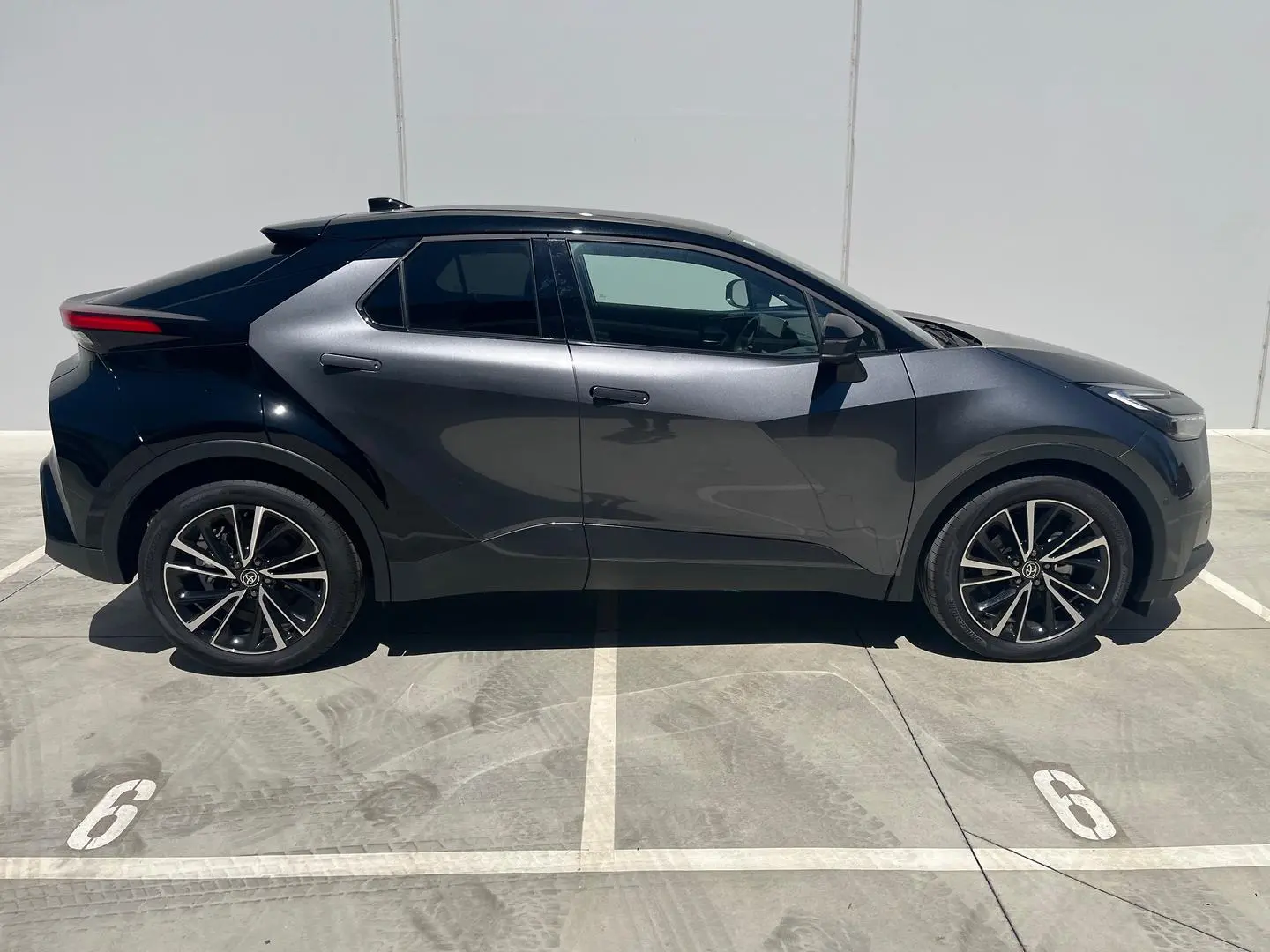 2025 Toyota C-HR Gallery Image 24