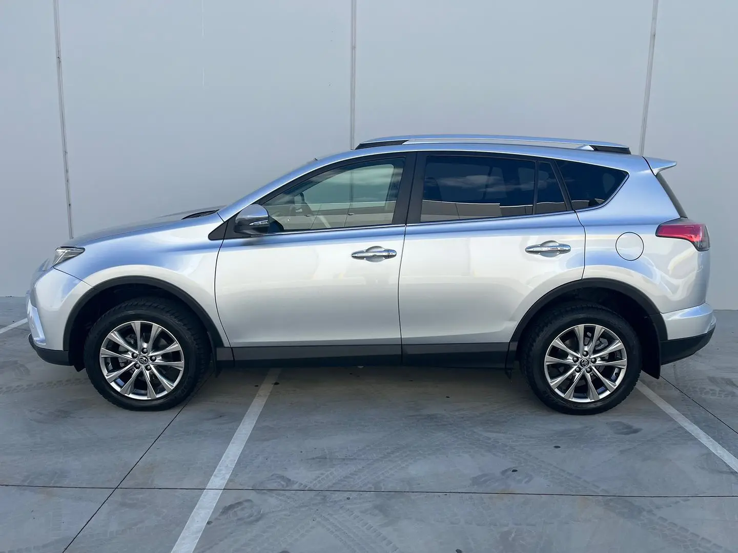 2016 Toyota RAV4 Gallery Image 4