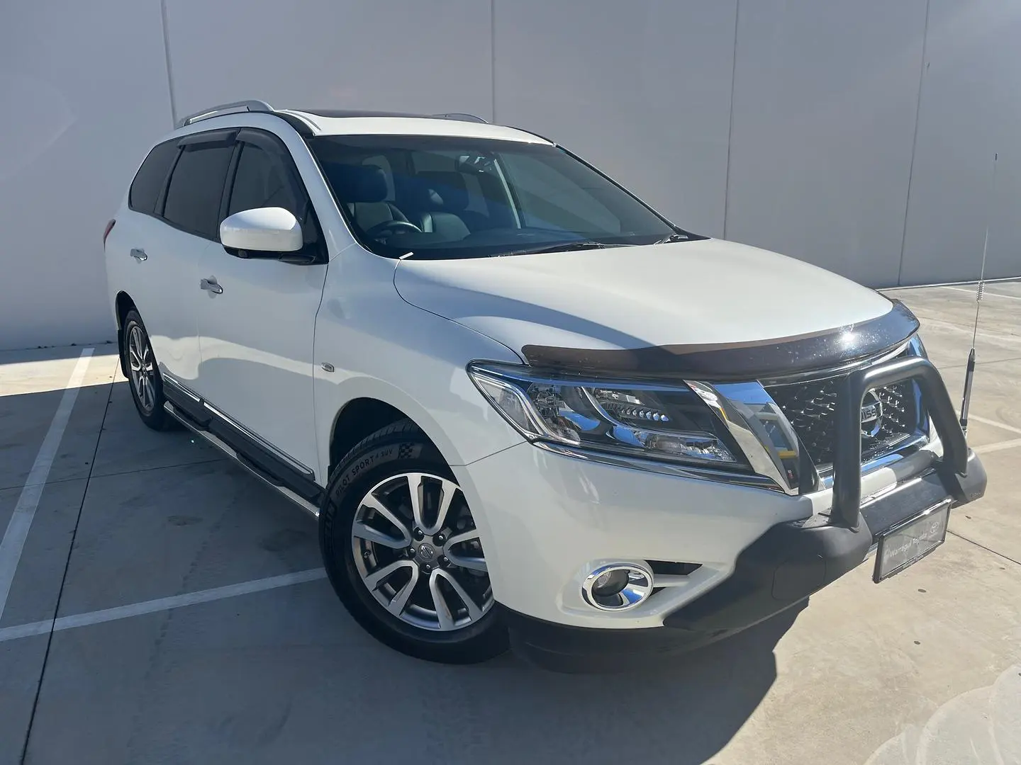 2016 Nissan Pathfinder Gallery Image 1