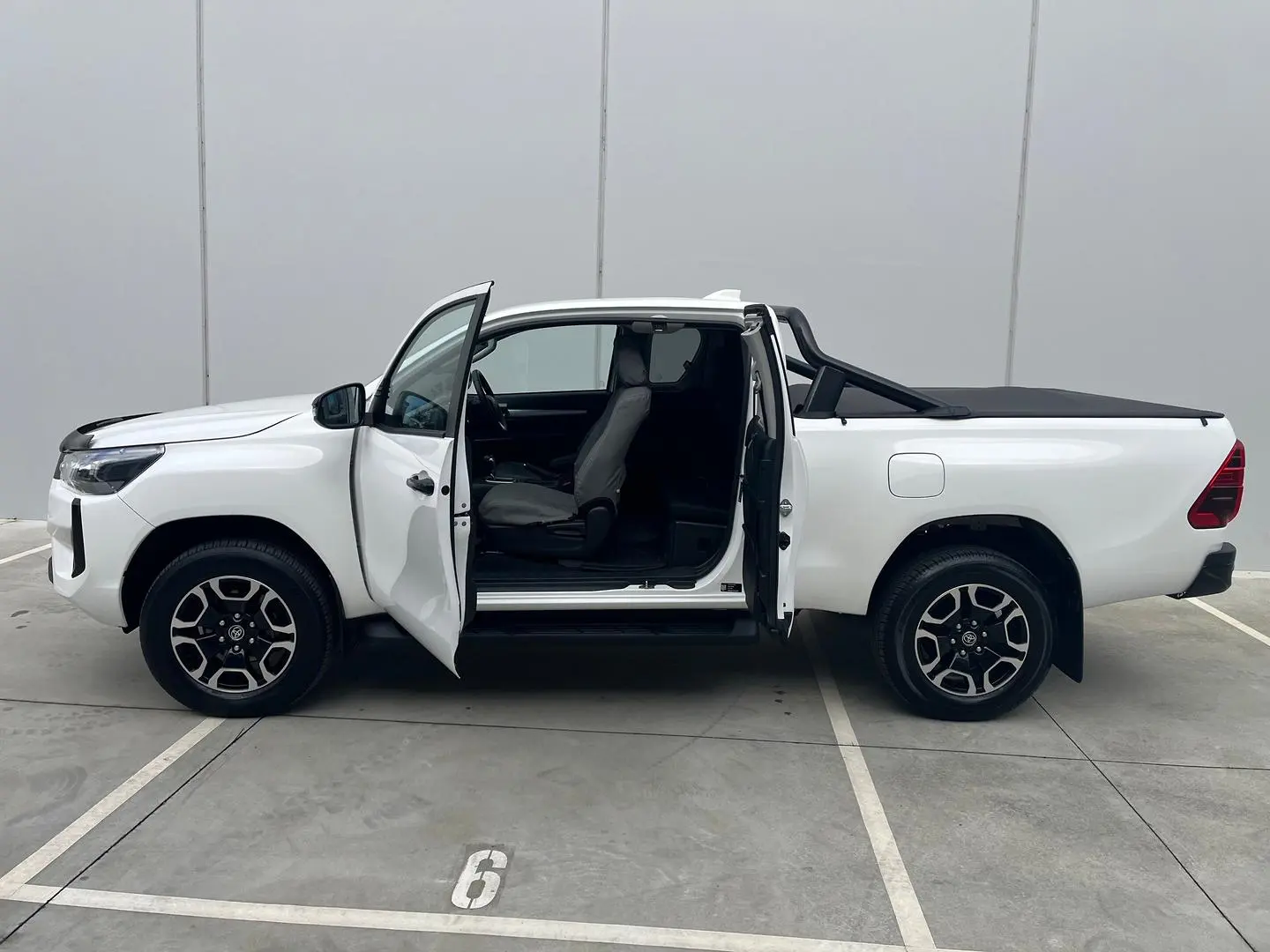 2024 Toyota Hilux Gallery Image 9