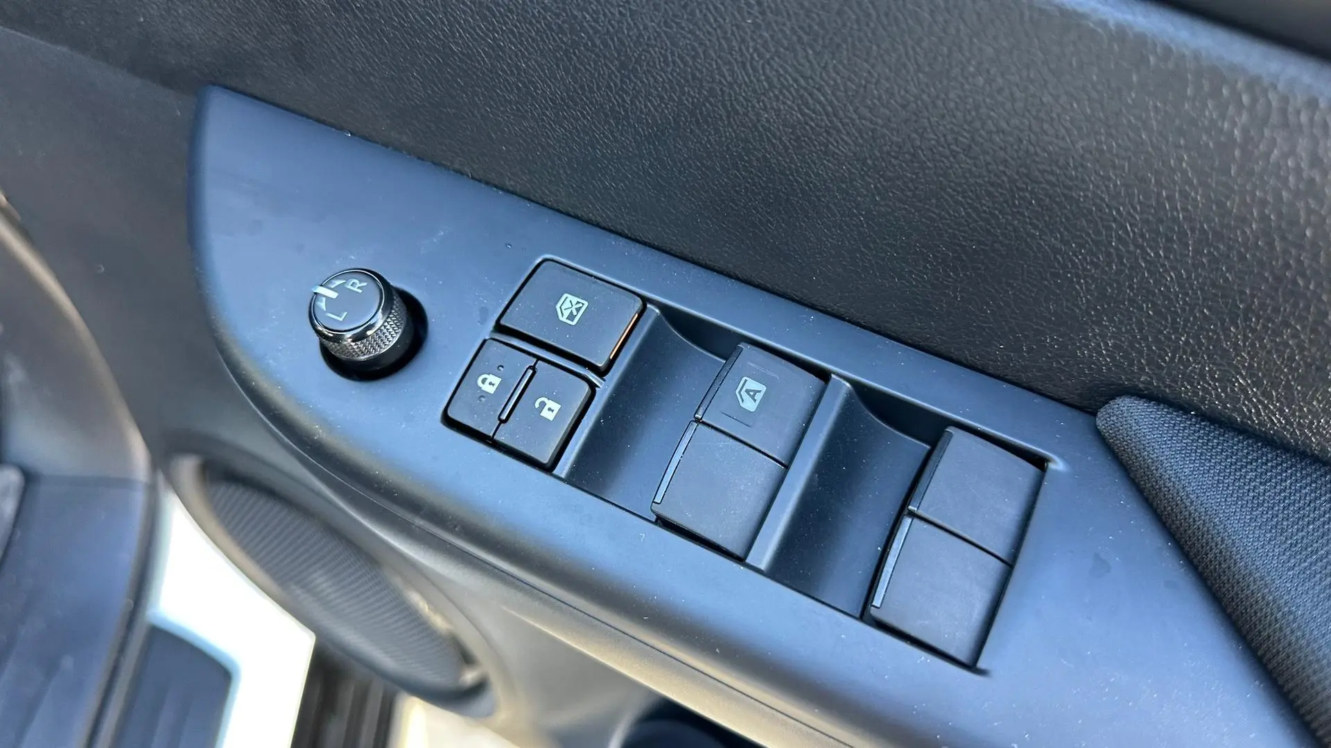 2024 Toyota Hilux Gallery Image 11