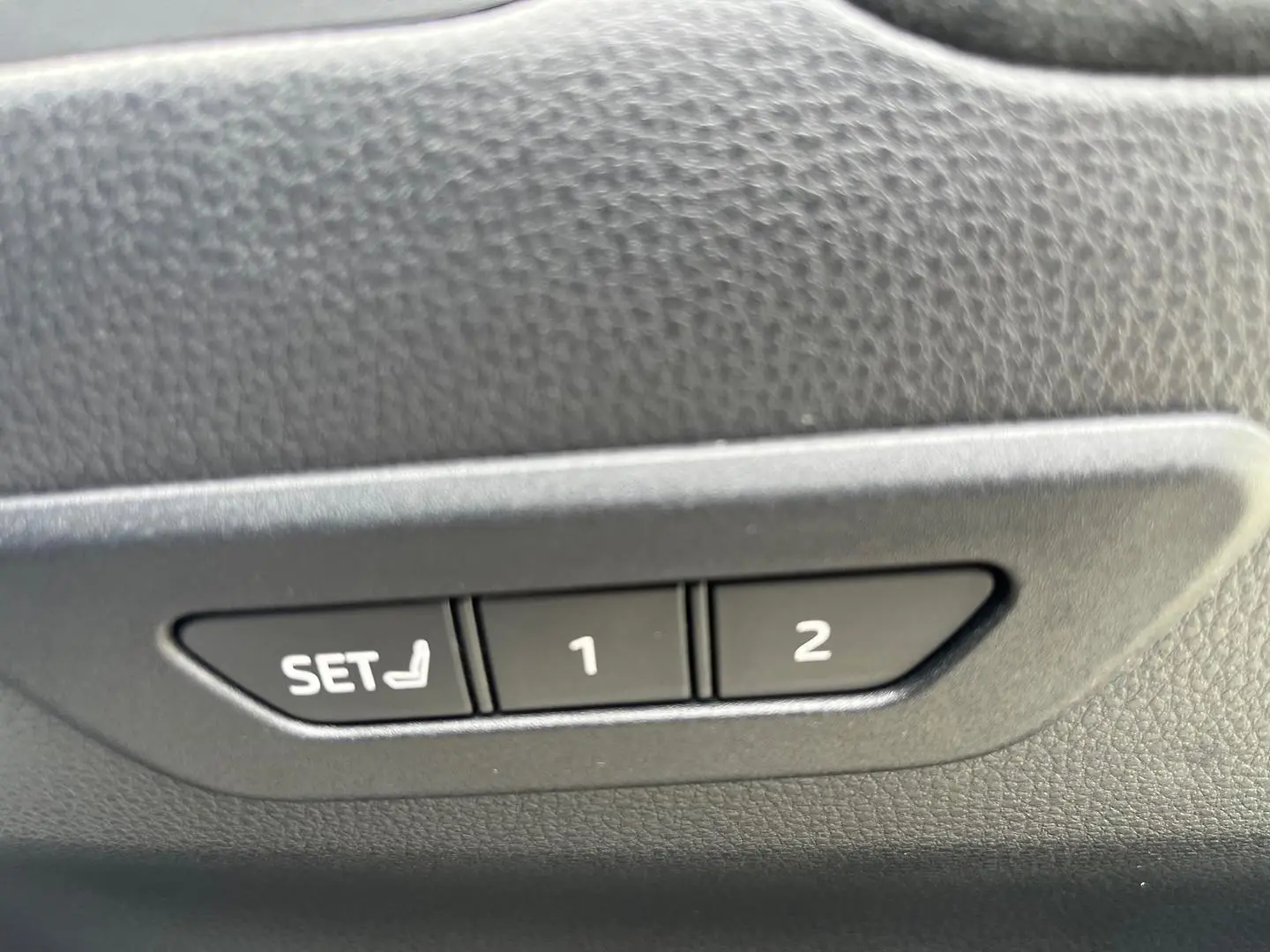 2025 Toyota C-HR Gallery Image 18