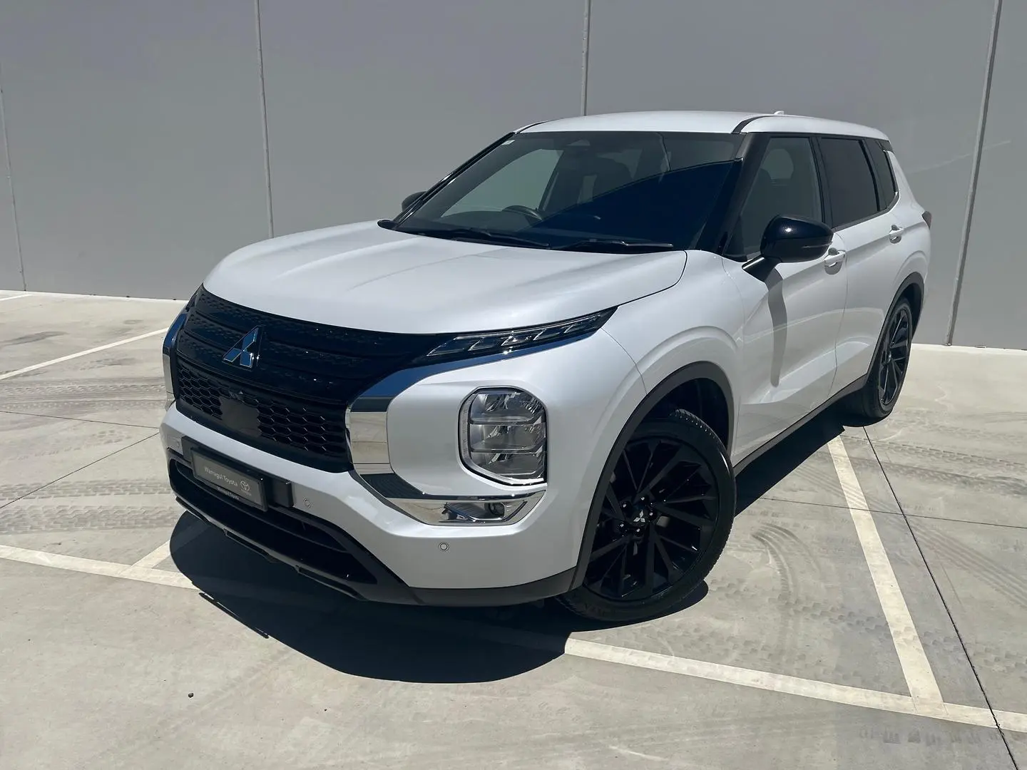 2024 Mitsubishi Outlander Gallery Image 3