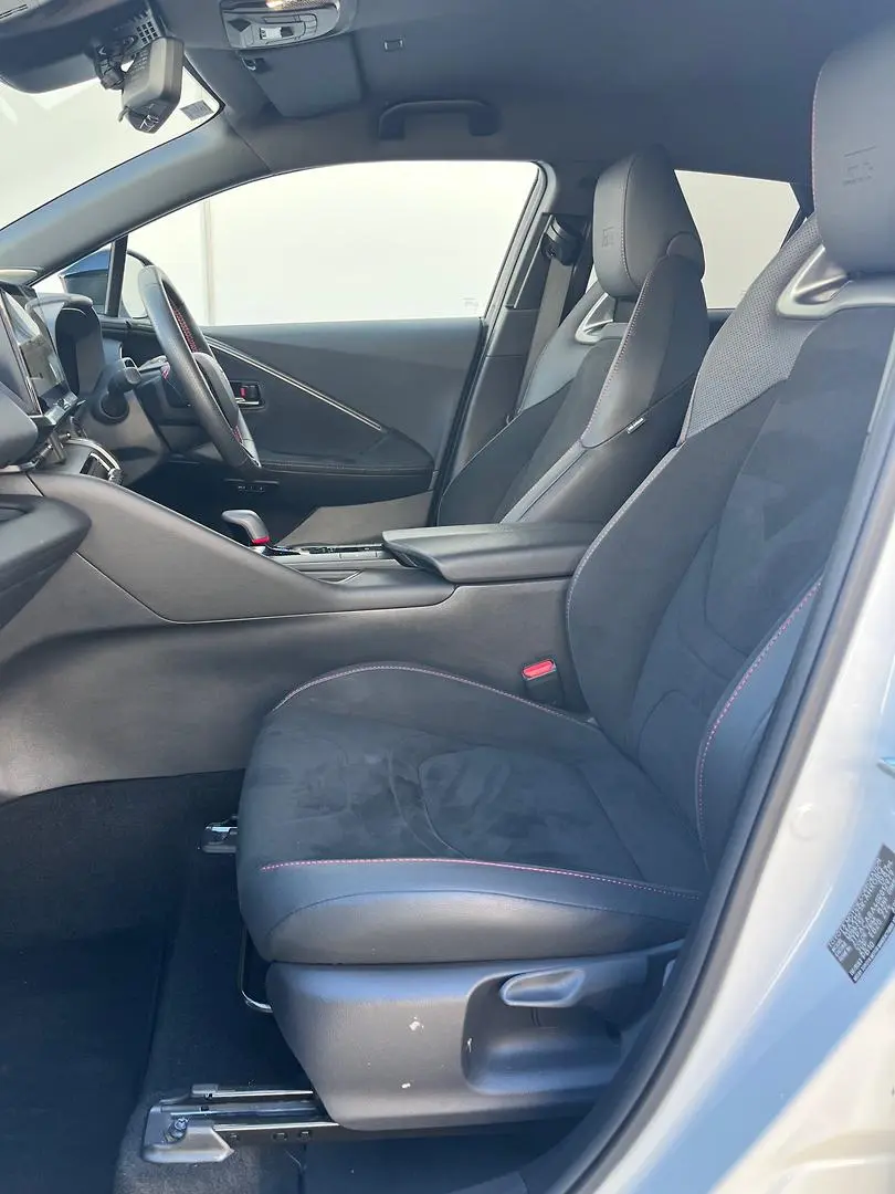 2025 Toyota C-HR Gallery Image 7