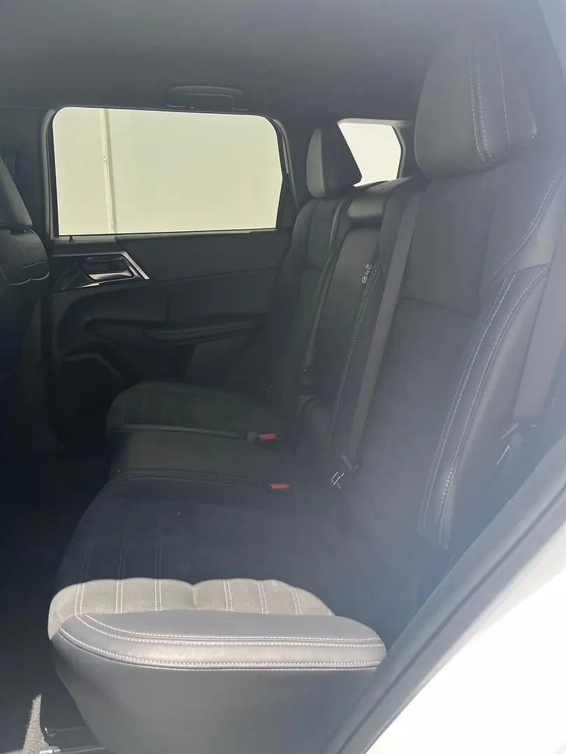 2024 Mitsubishi Outlander Gallery Image 8