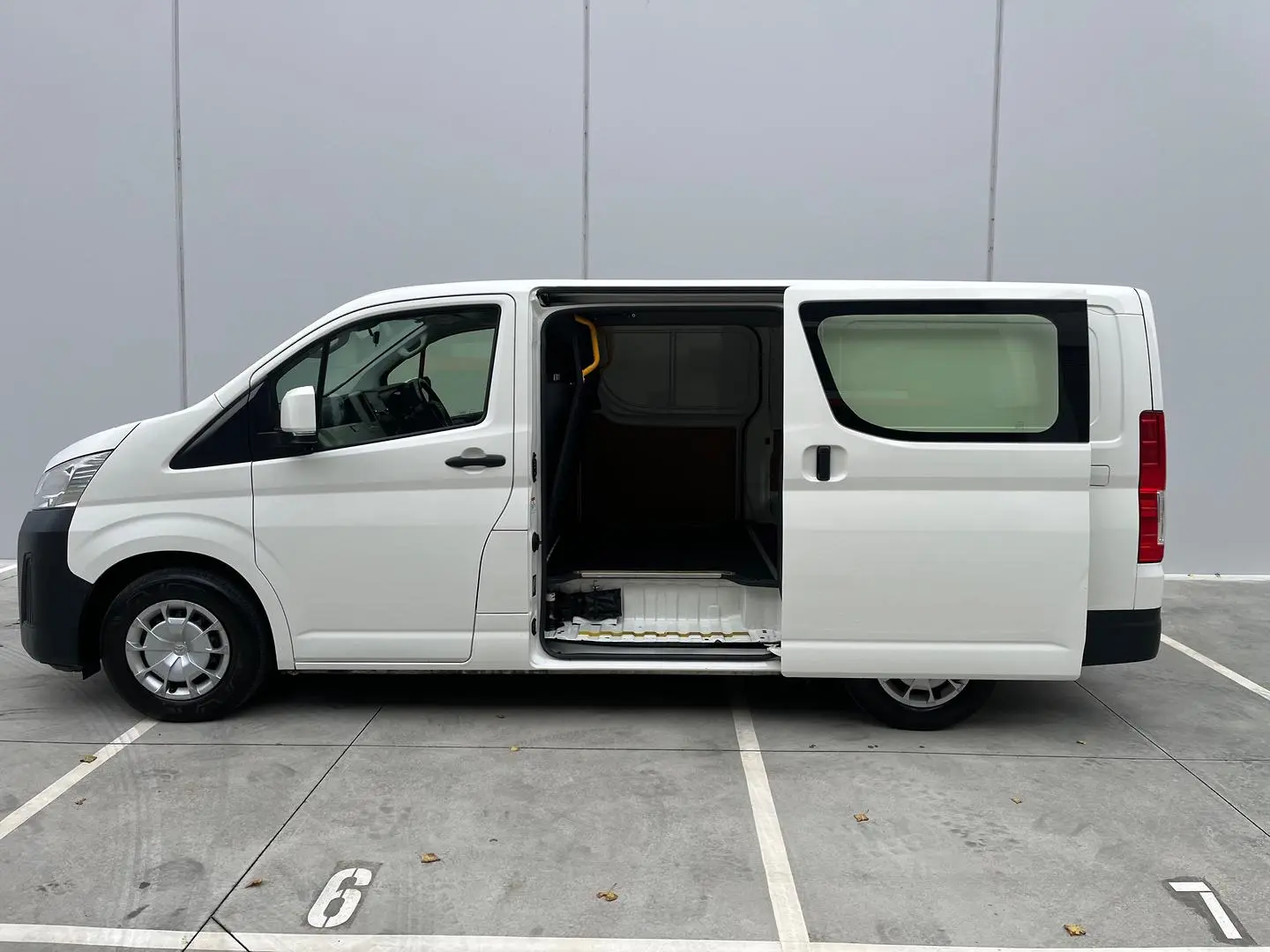 2020 Toyota Hiace Gallery Image 7