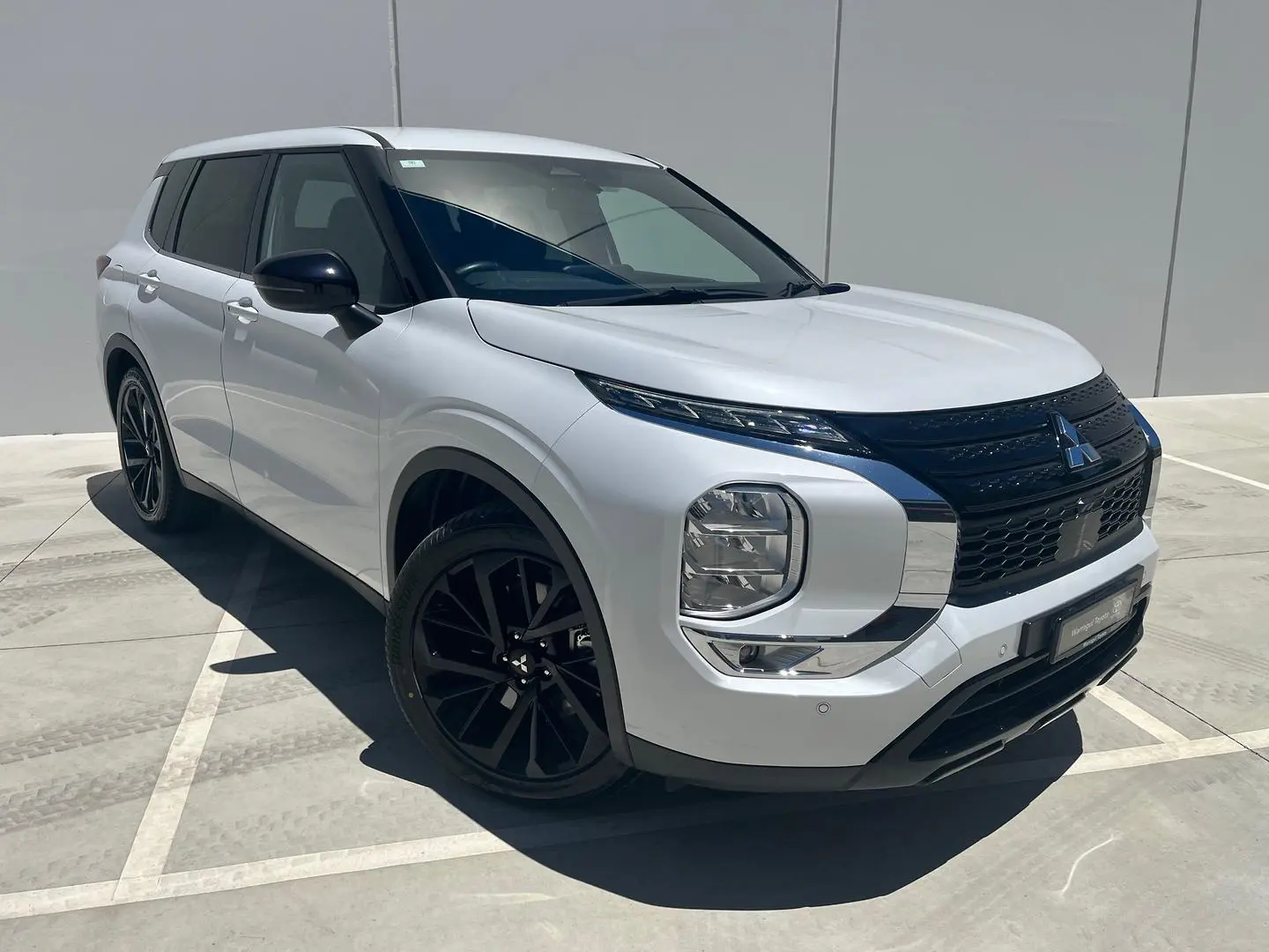 2024 Mitsubishi Outlander Gallery Image 1