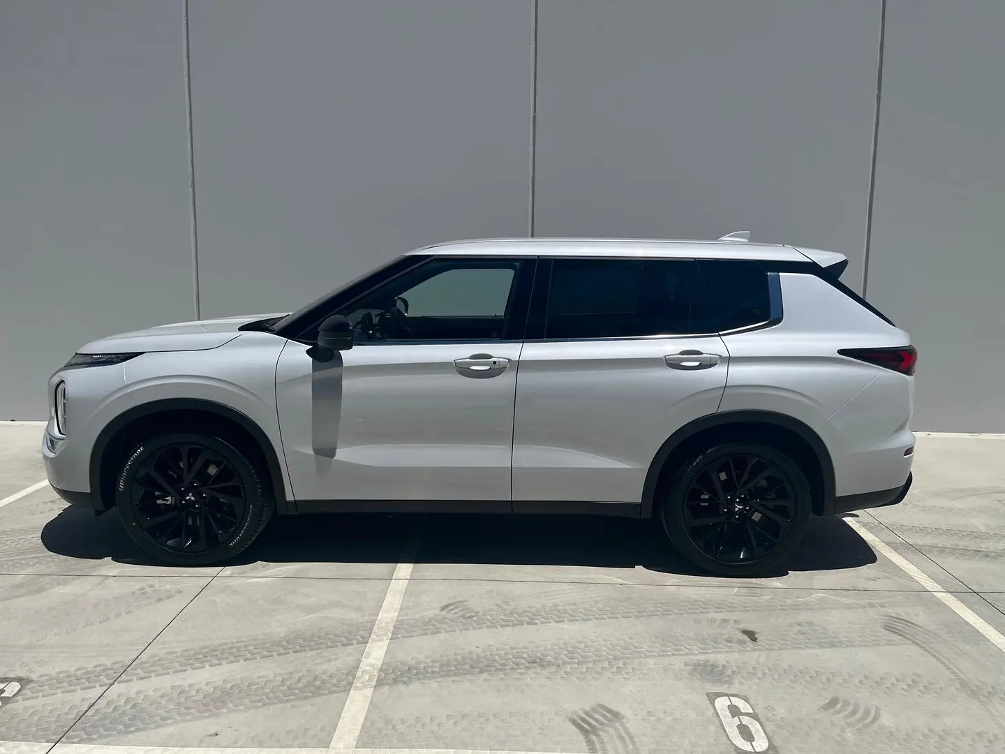 2024 Mitsubishi Outlander Gallery Image 9