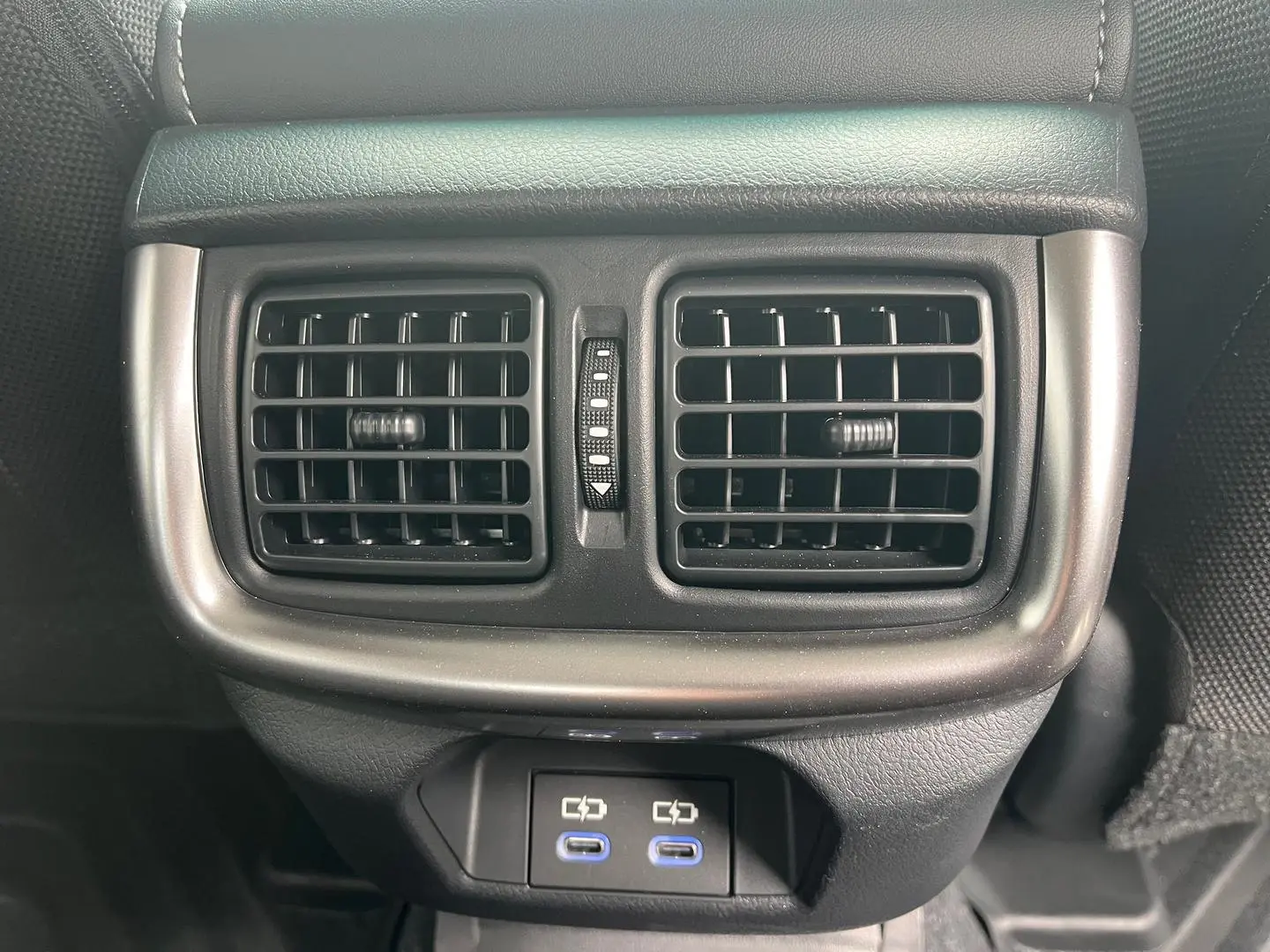 2025 Toyota Hilux Gallery Image 18