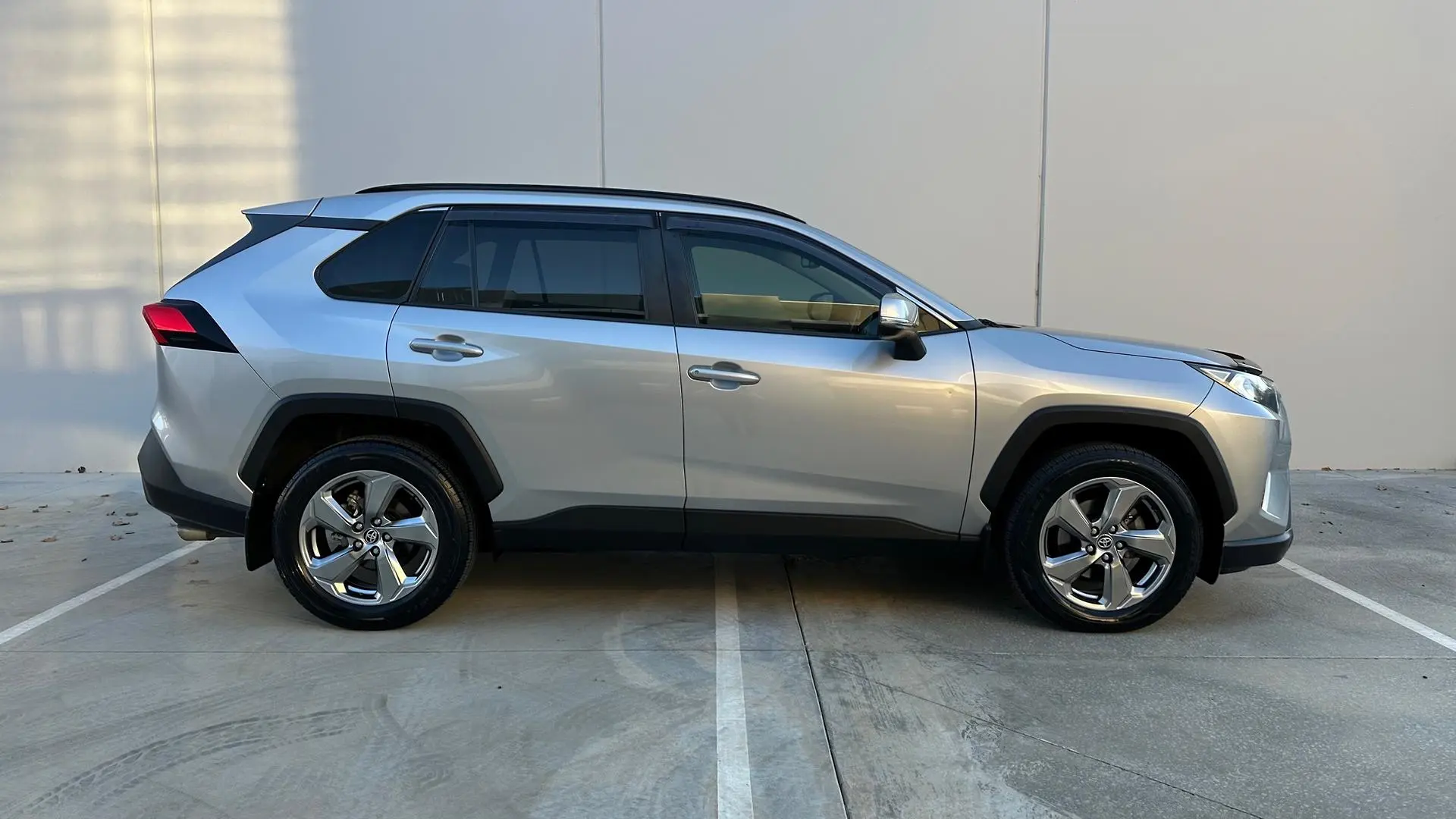 2019 Toyota RAV4 Gallery Image 4