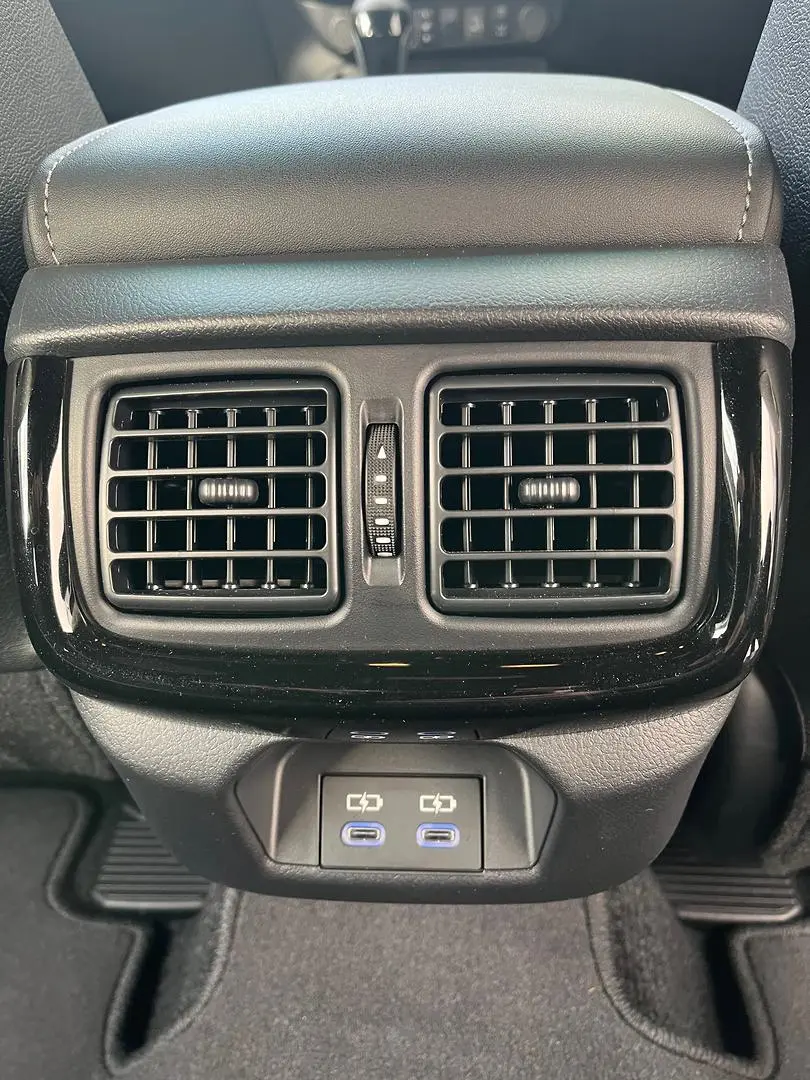 2024 Toyota Hilux Gallery Image 16