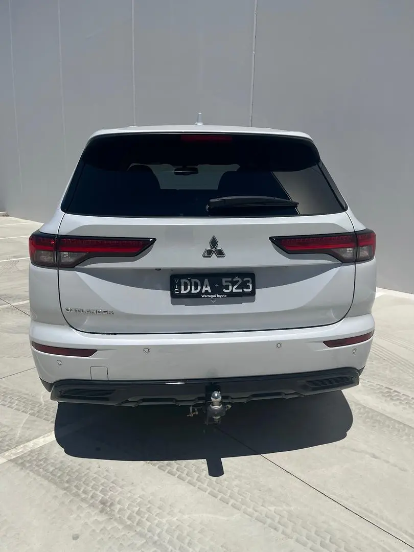 2024 Mitsubishi Outlander Gallery Image 11