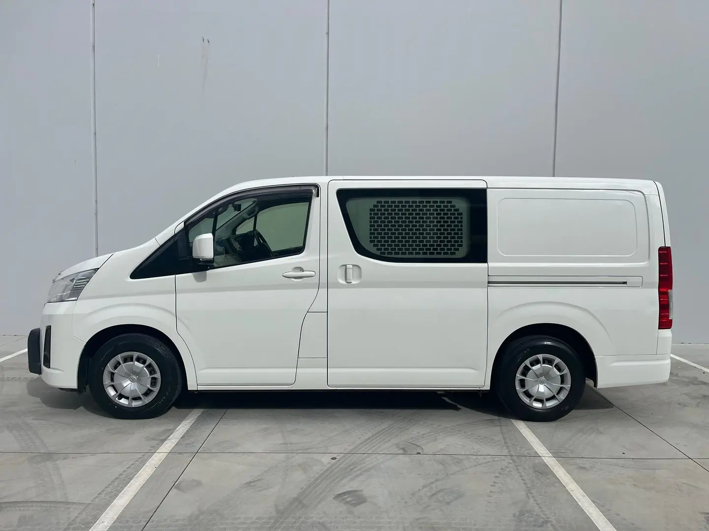 2019 Toyota Hiace Gallery Image 5