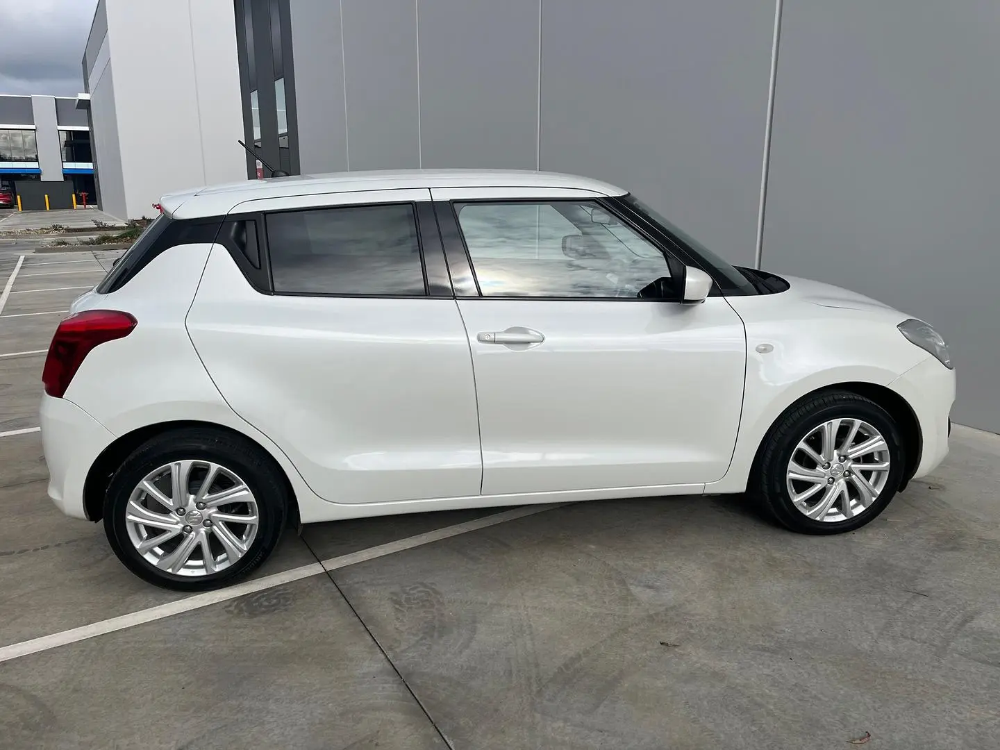 2020 Suzuki Swift Gallery Image 12