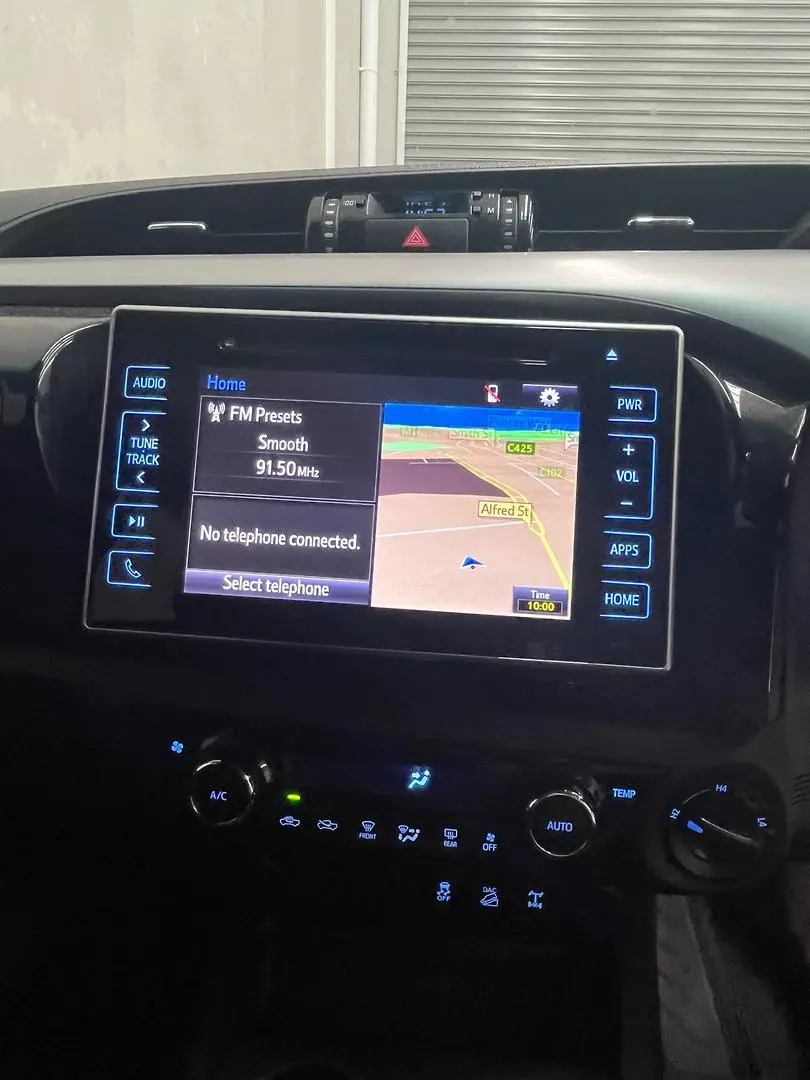 2015 Toyota Hilux Gallery Image 9