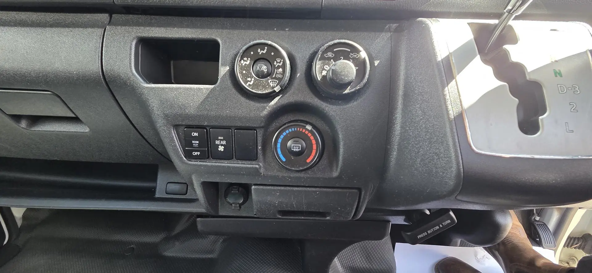 2017 Toyota Hiace Gallery Image 18