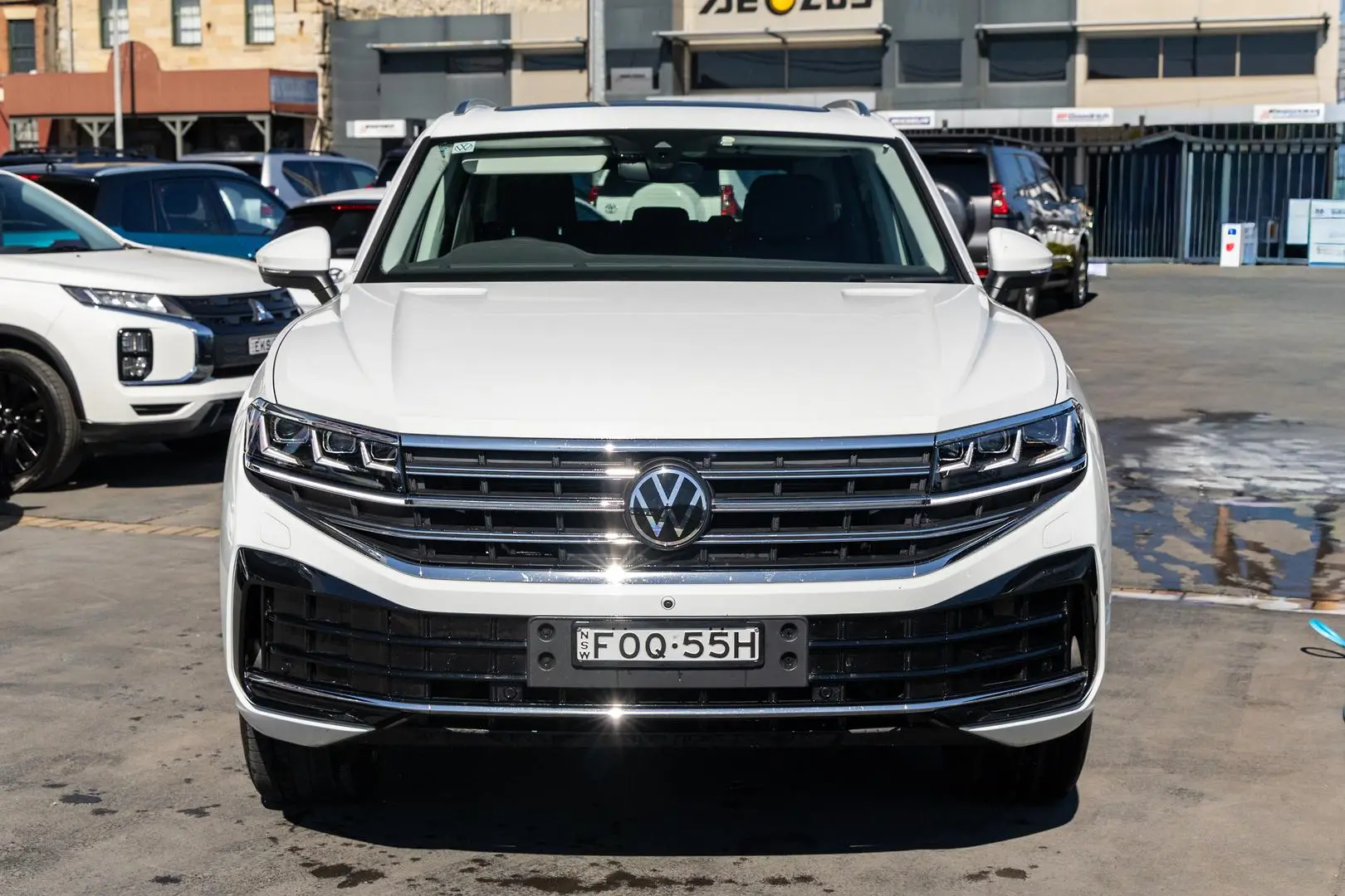 2024 Volkswagen Touareg Gallery Image 4