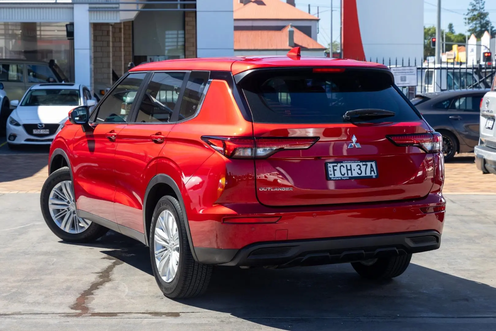 2023 Mitsubishi Outlander Gallery Image 2