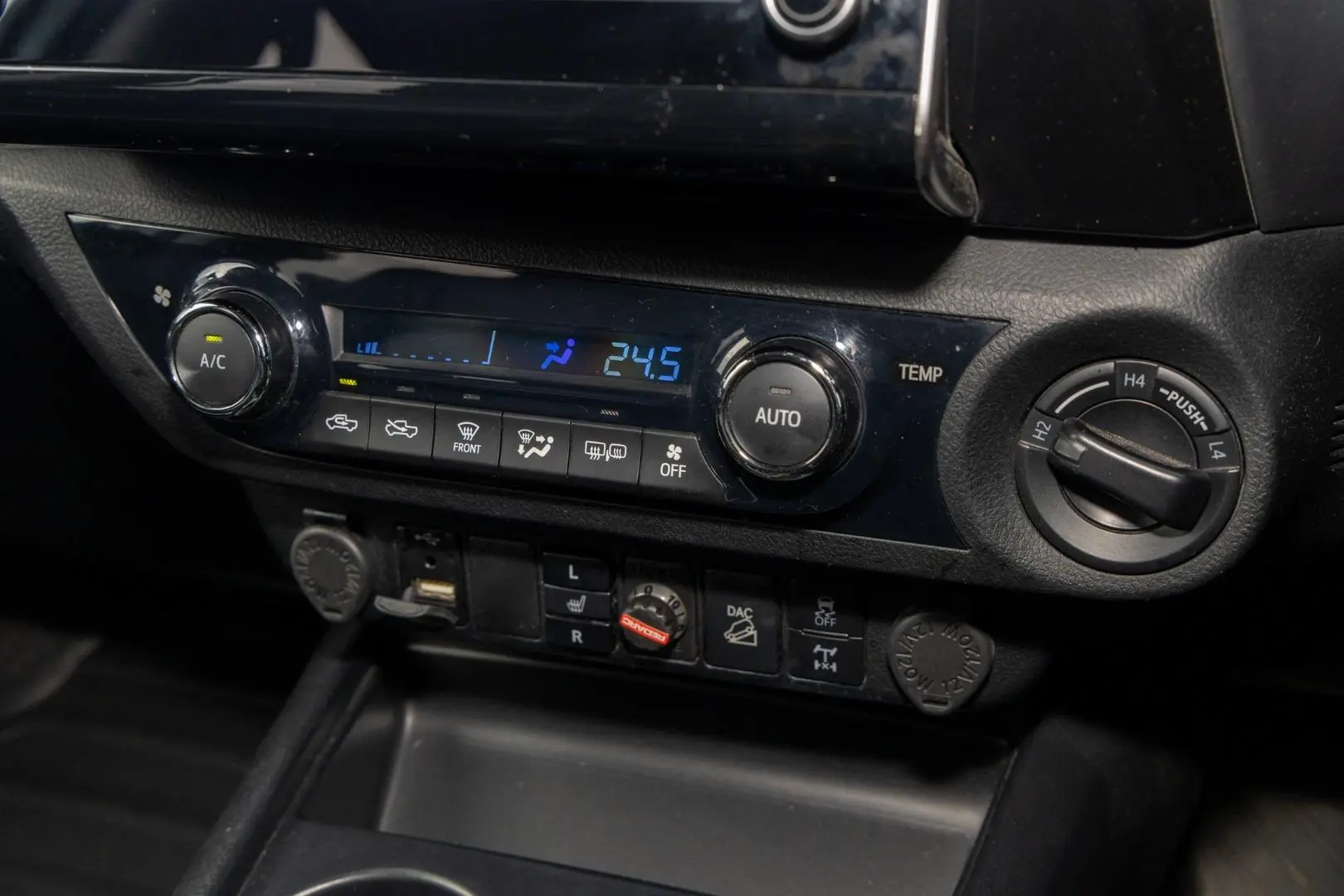 2020 Toyota Hilux Gallery Image 15