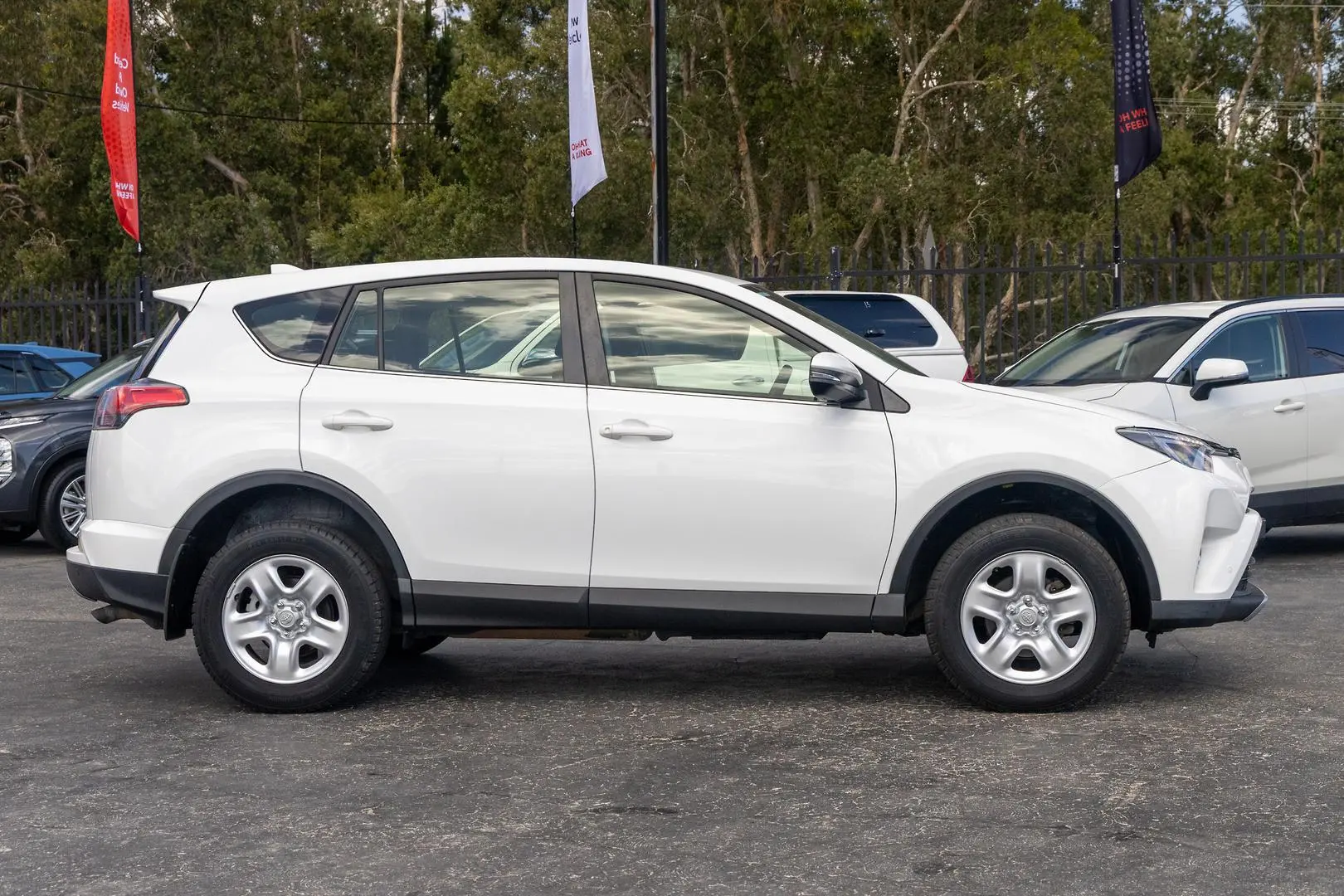 2018 Toyota RAV4 Gallery Image 3