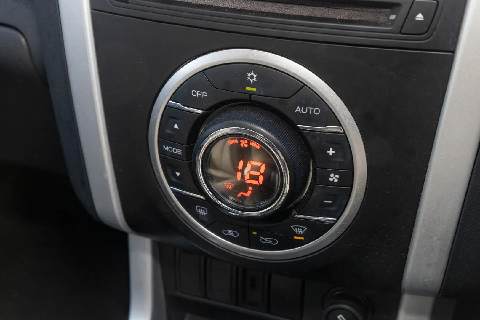 2017 Isuzu MU-X Gallery Image 16