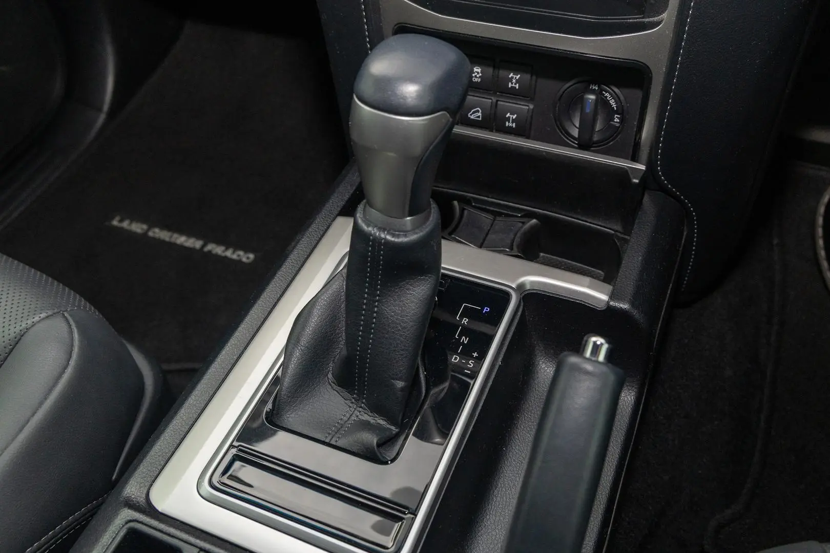 2023 Toyota Landcruiser Prado Gallery Image 17