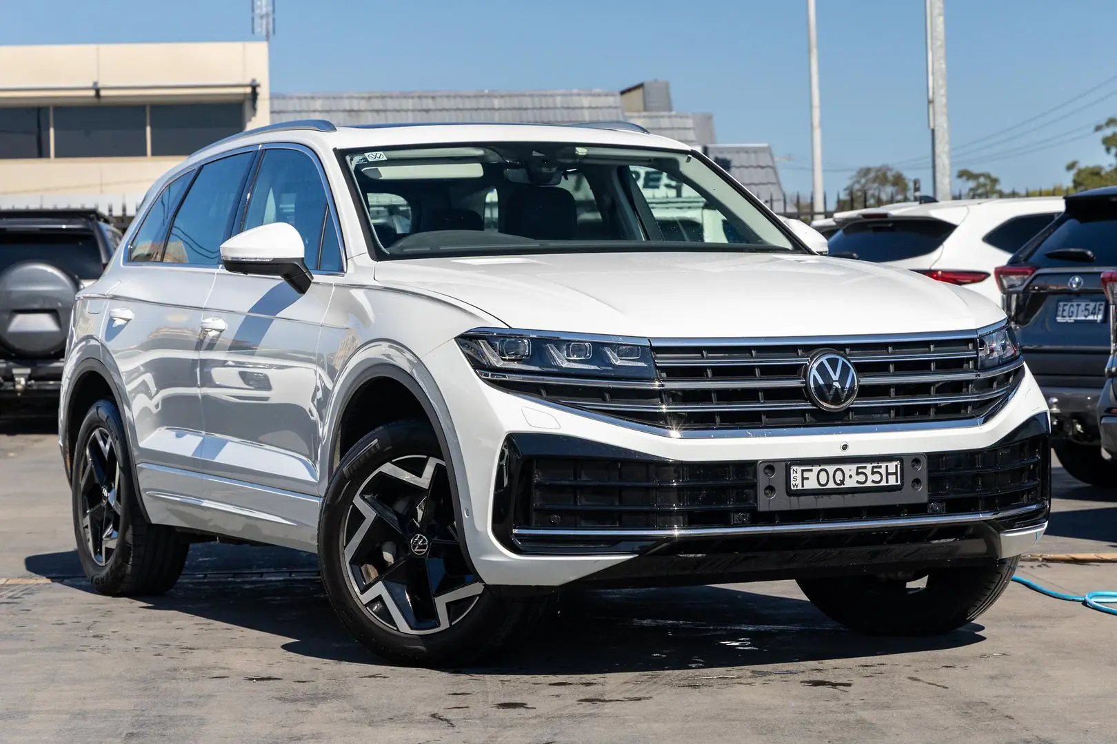 2024 Volkswagen Touareg Gallery Image 1