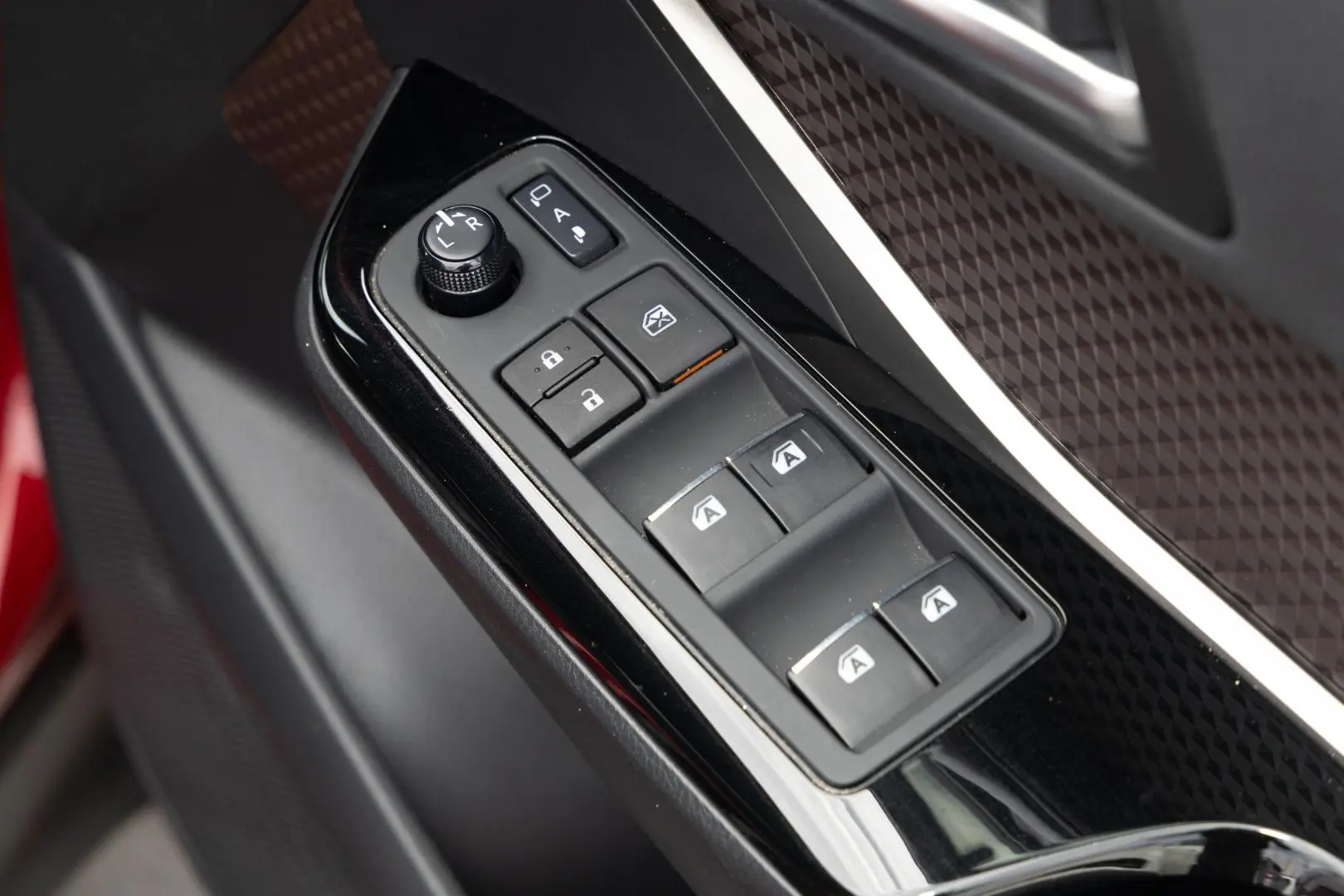 2018 Toyota C-HR Gallery Image 18