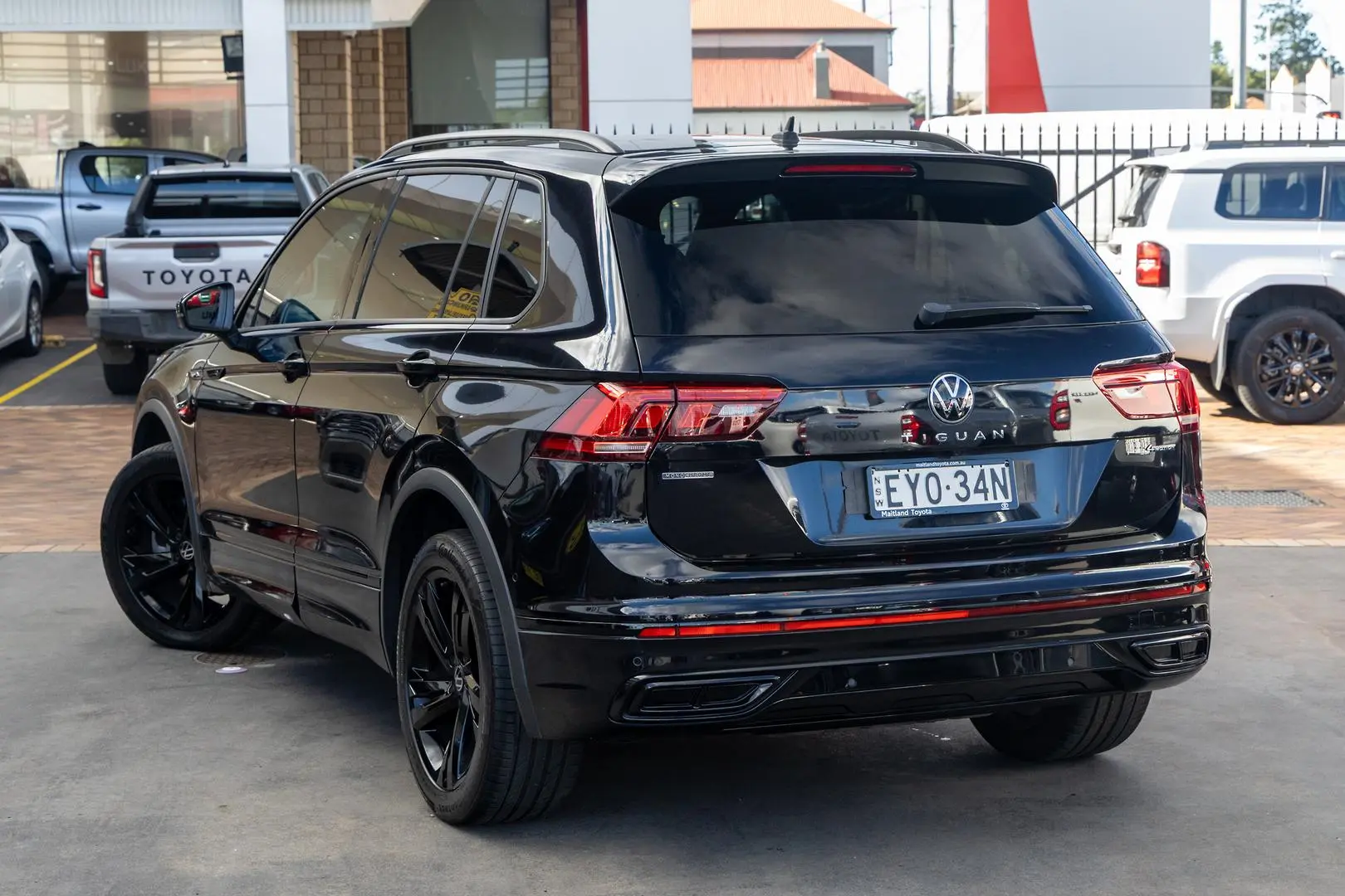 2023 Volkswagen Tiguan Gallery Image 2