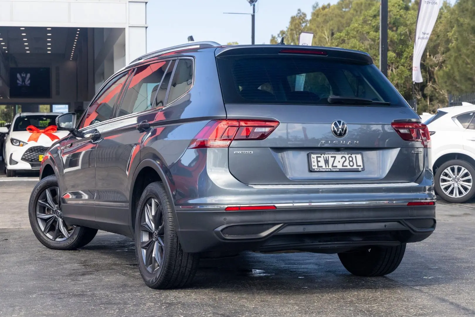 2022 Volkswagen Tiguan Gallery Image 2