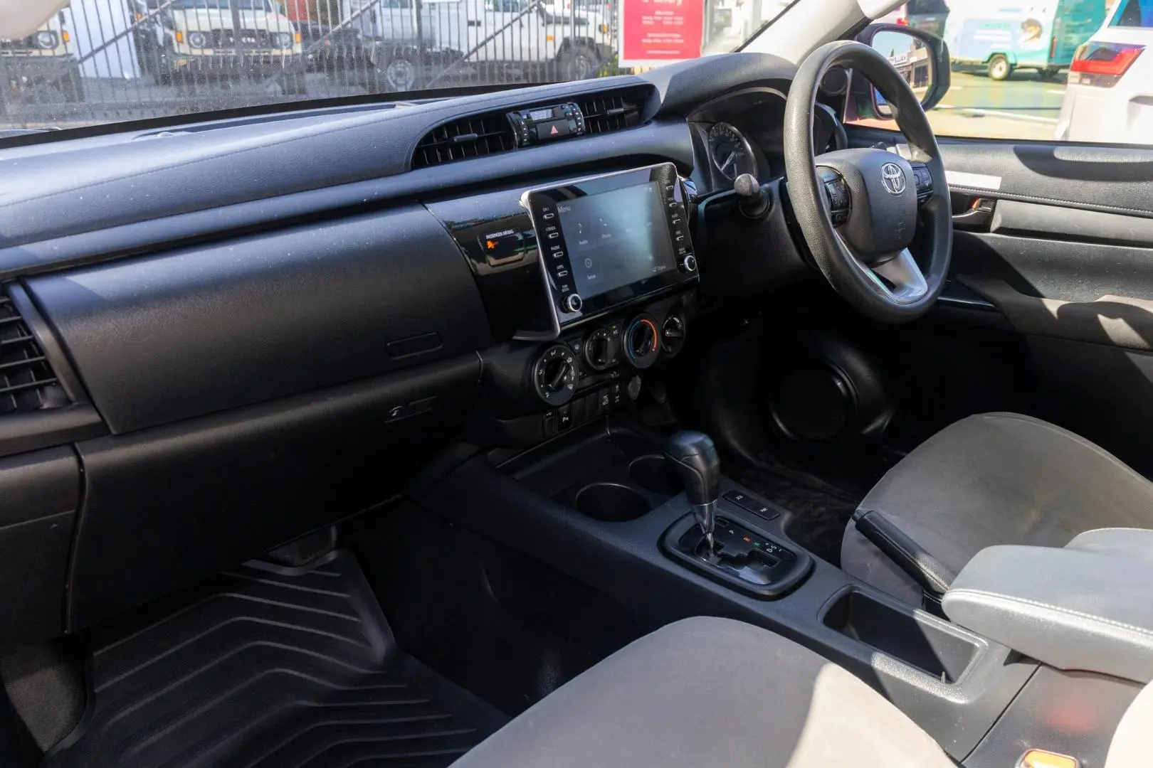 2022 Toyota Hilux Gallery Image 8