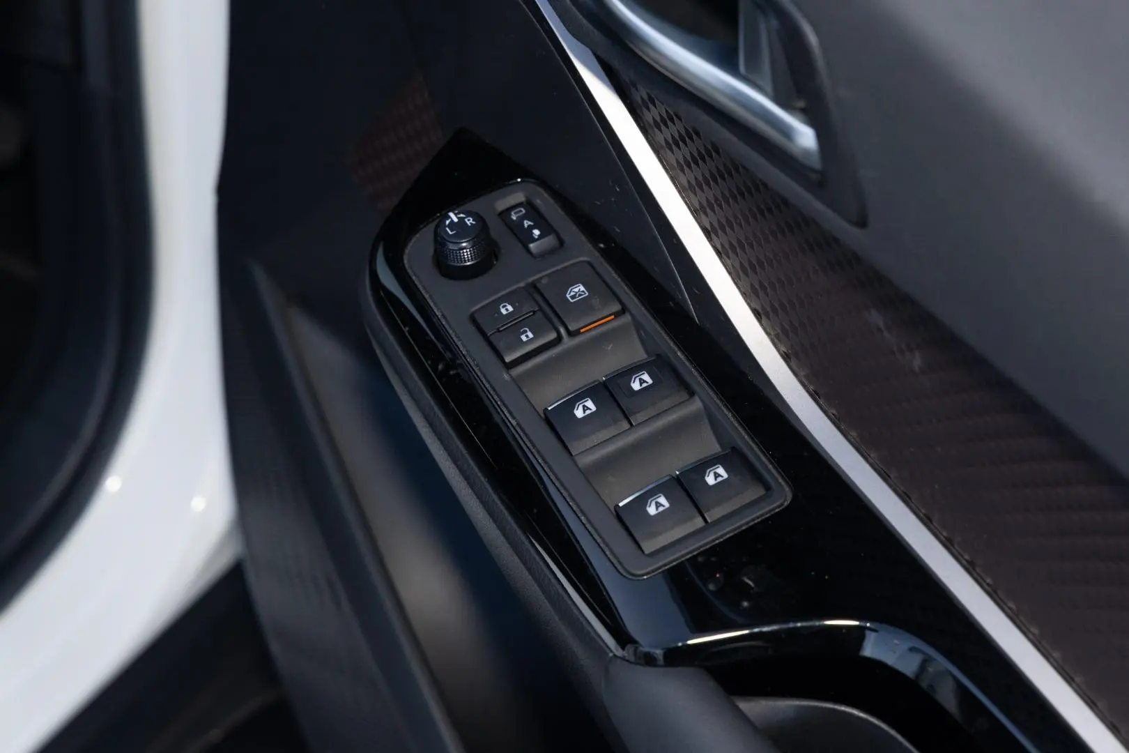 2019 Toyota C-HR Gallery Image 18
