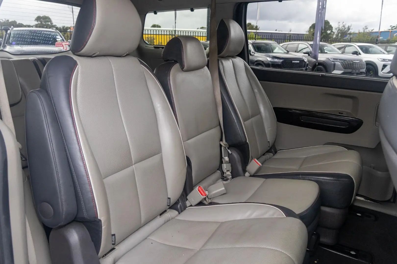 2017 Kia Carnival Gallery Image 9