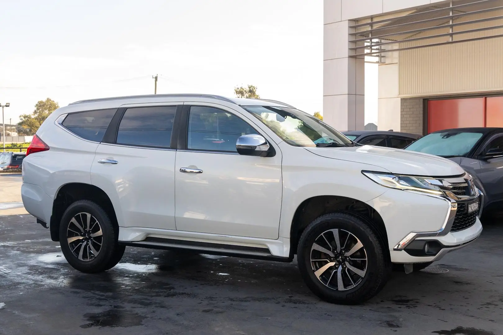 2017 Mitsubishi Pajero Sport Gallery Image 3