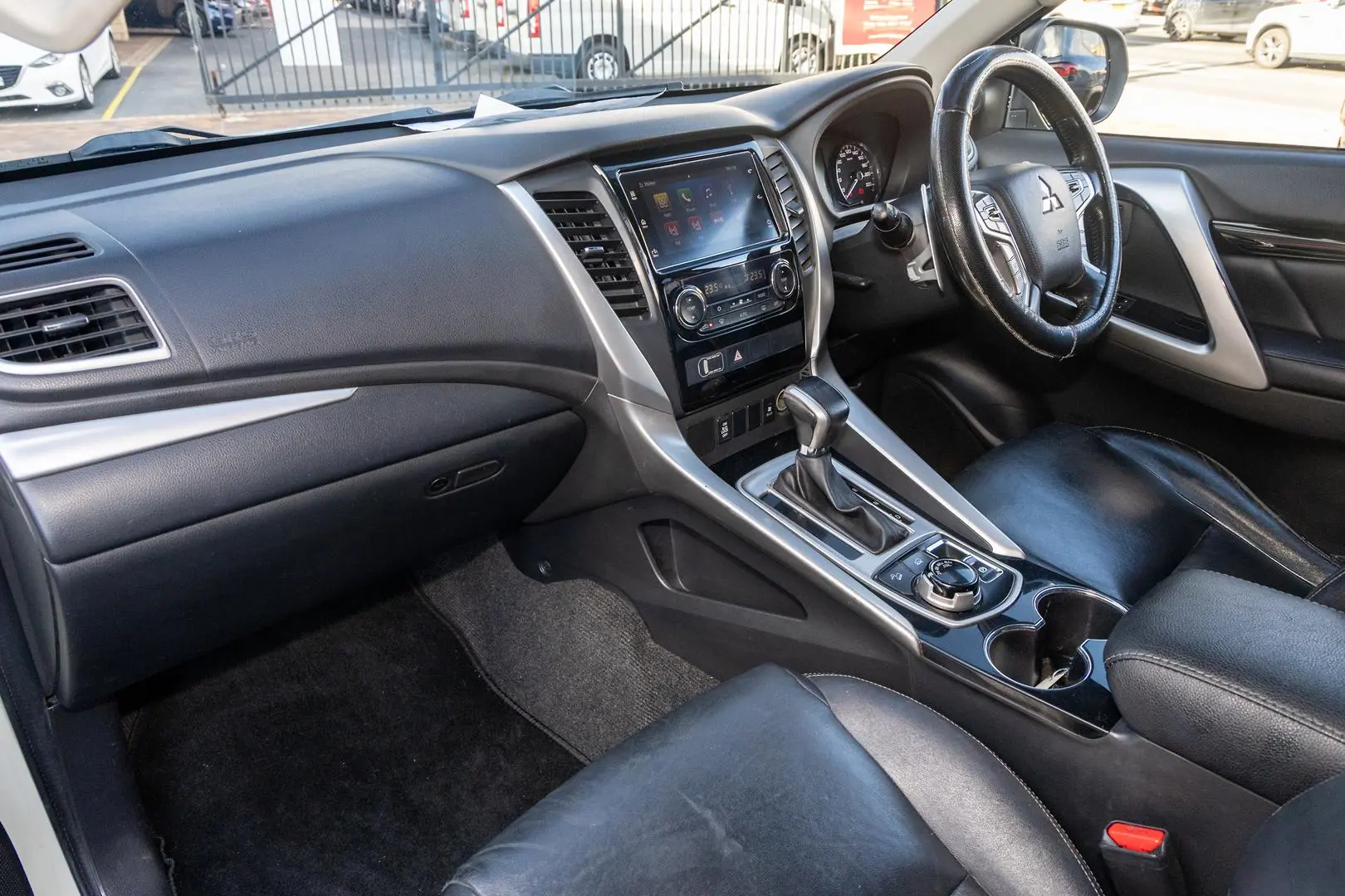2017 Mitsubishi Pajero Sport Gallery Image 8