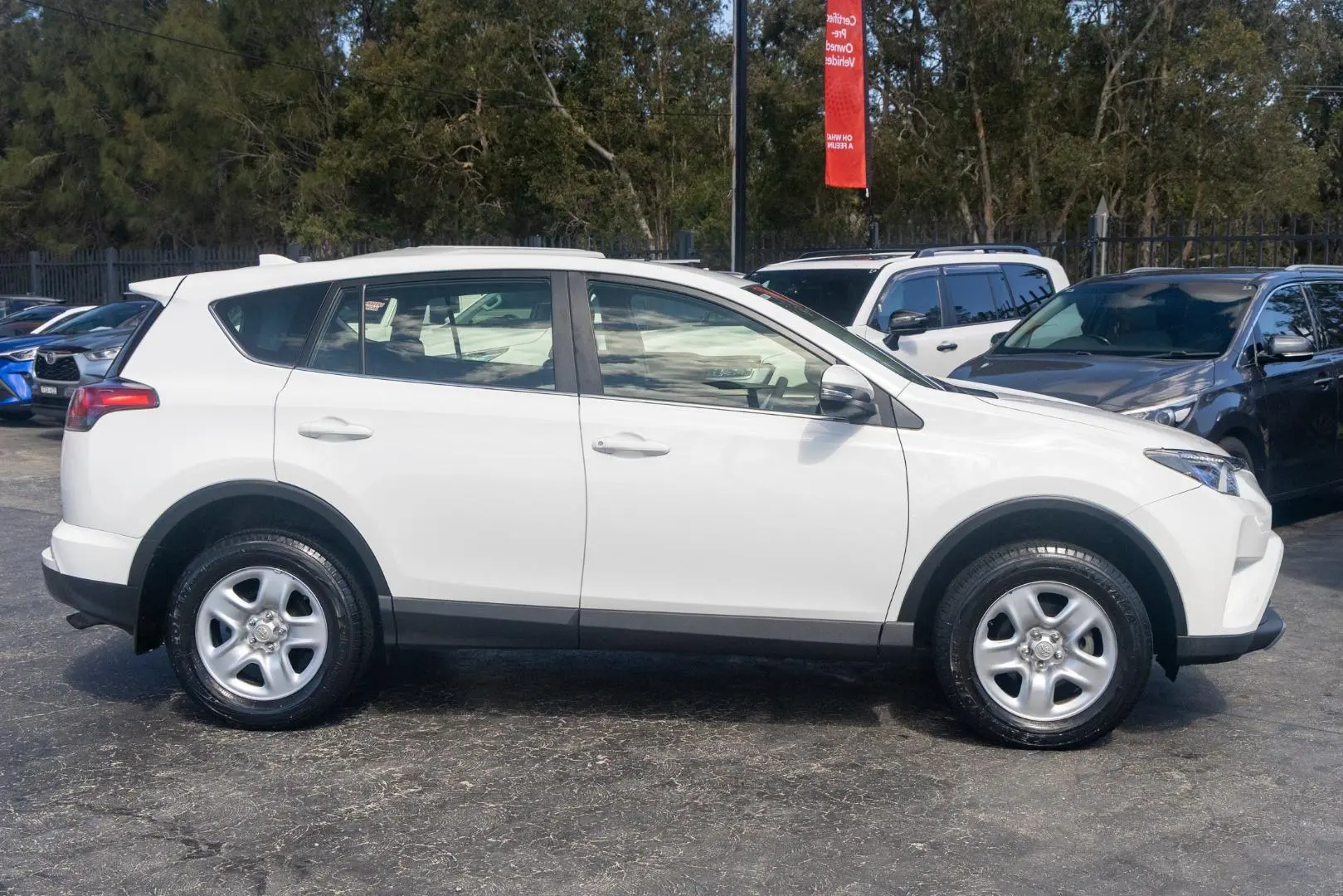 2018 Toyota RAV4 Gallery Image 3