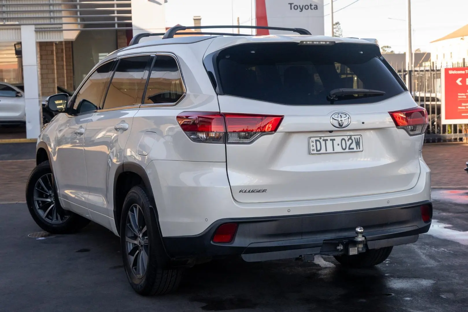2017 Toyota Kluger Gallery Image 2