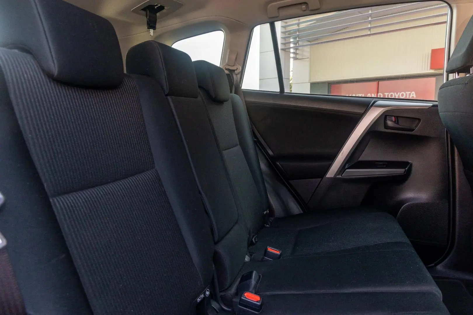 2016 Toyota RAV4 Gallery Image 9